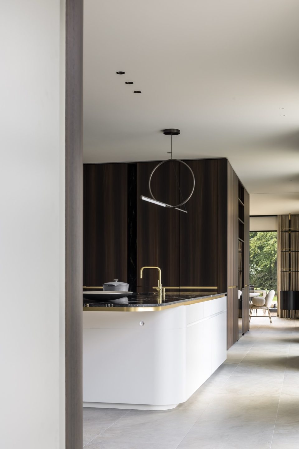 casa moderna minimalista: huis verbouwen: trap met natuurstenen treden en witte muren in minimalistisch interieur