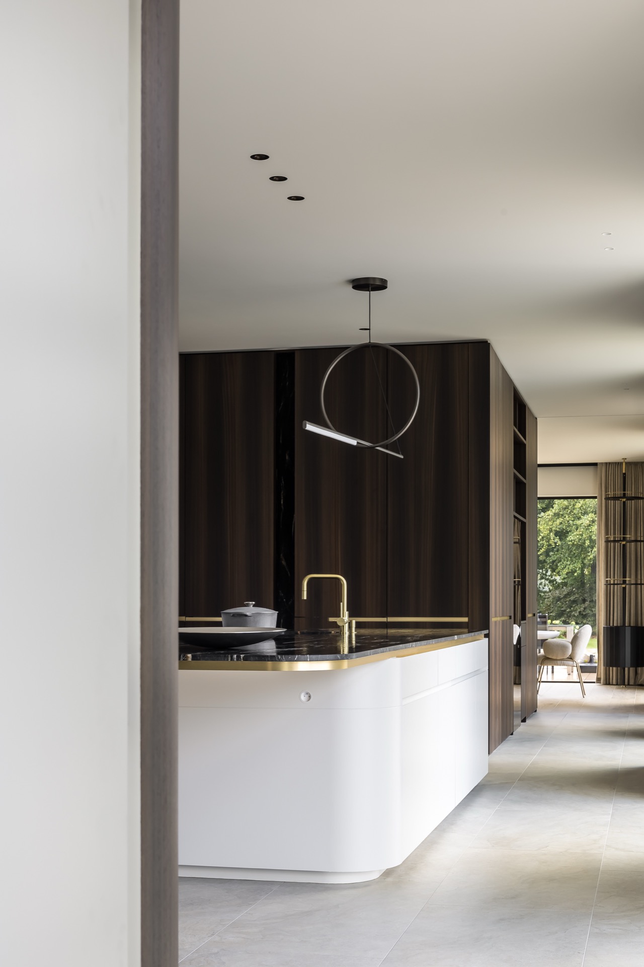 casa moderna minimalista: scala con gradini in pietra naturale e pareti bianche in interni minimalisti, Luxury, Design, Exclusive, Modern, Custom Made, Special, Beautiful