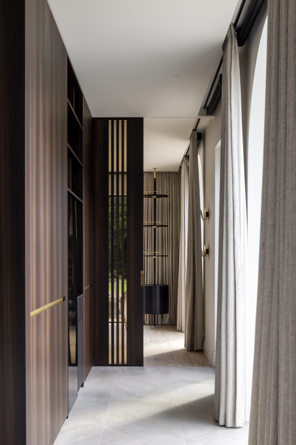 casa moderna minimalista: huis verbouwen: unieke sculpturale lamp met grote ronde vorm in moderne interieurhoek