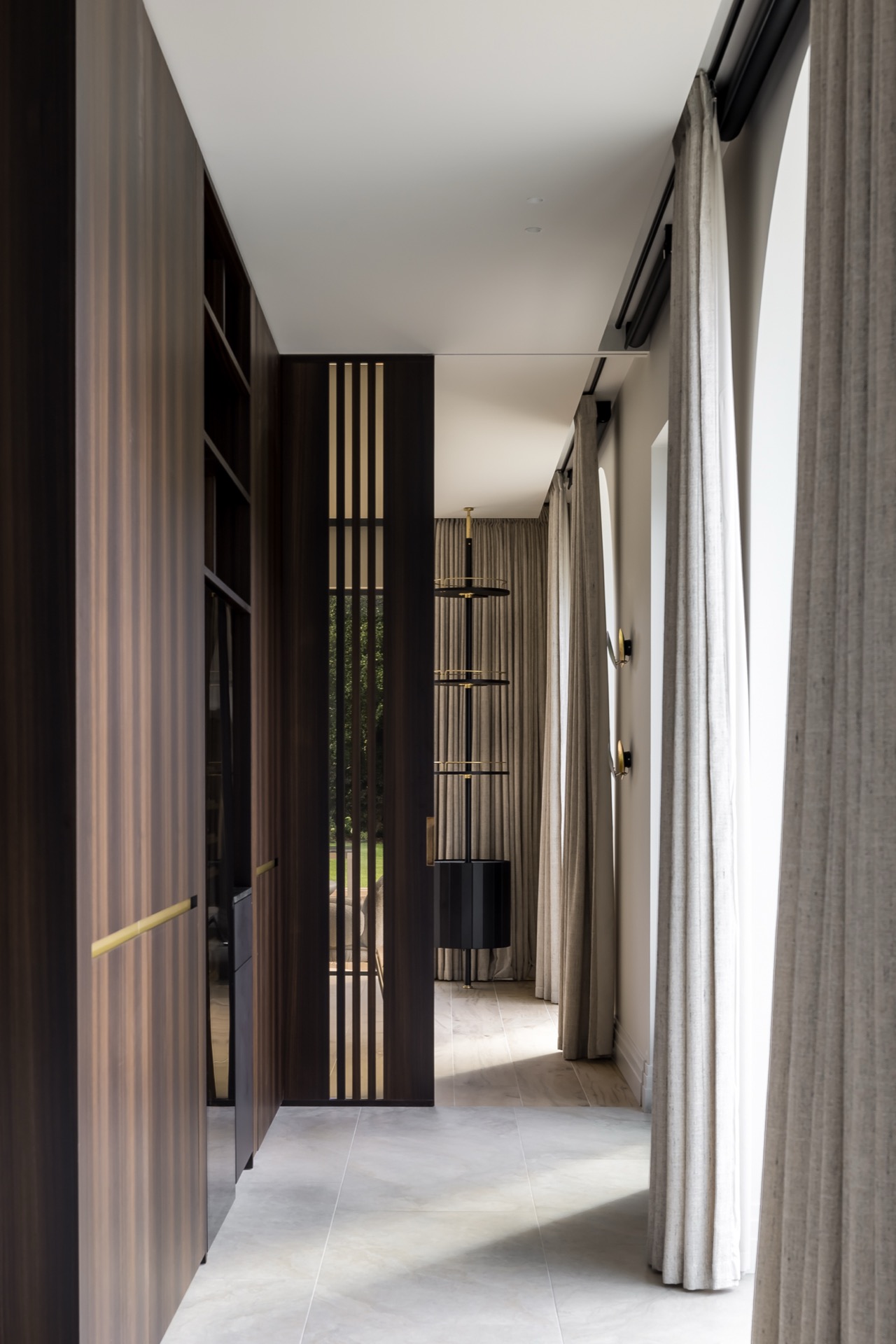 casa moderna minimalista: lampada scultorea unica con forma rotonda in angolo di interni moderni, Luxury, Design, Exclusive, Modern, Custom Made, Special, Beautiful