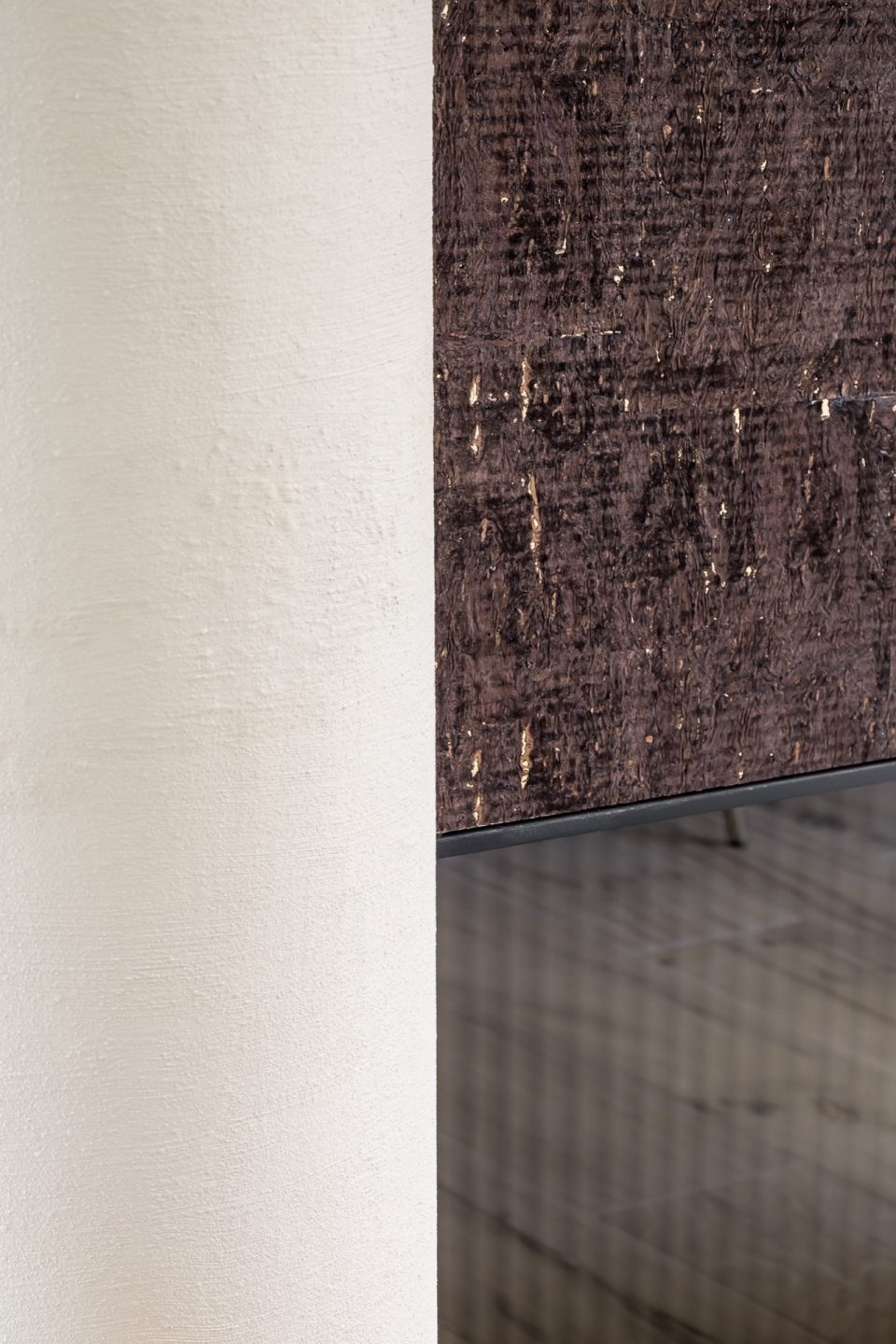 casa moderna minimalista: huis verbouwen: kunstzinnige boogvormige plafondlamp in hal met hoge plafond