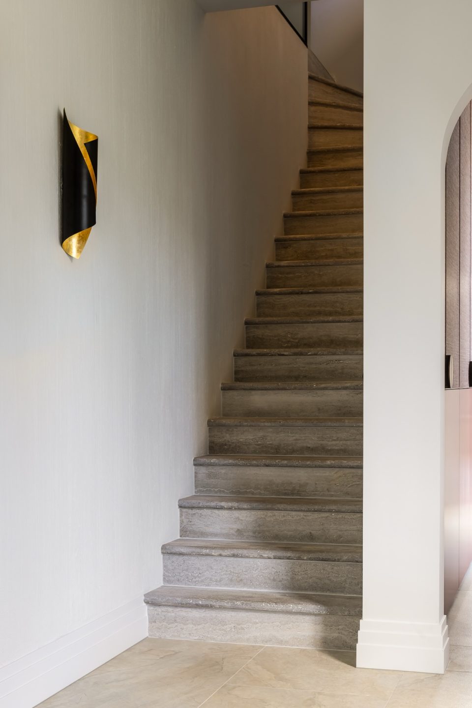 casa moderna minimalista: huis verbouwen: lichte eetruimte met ronde eettafel en uitzicht op tuin
