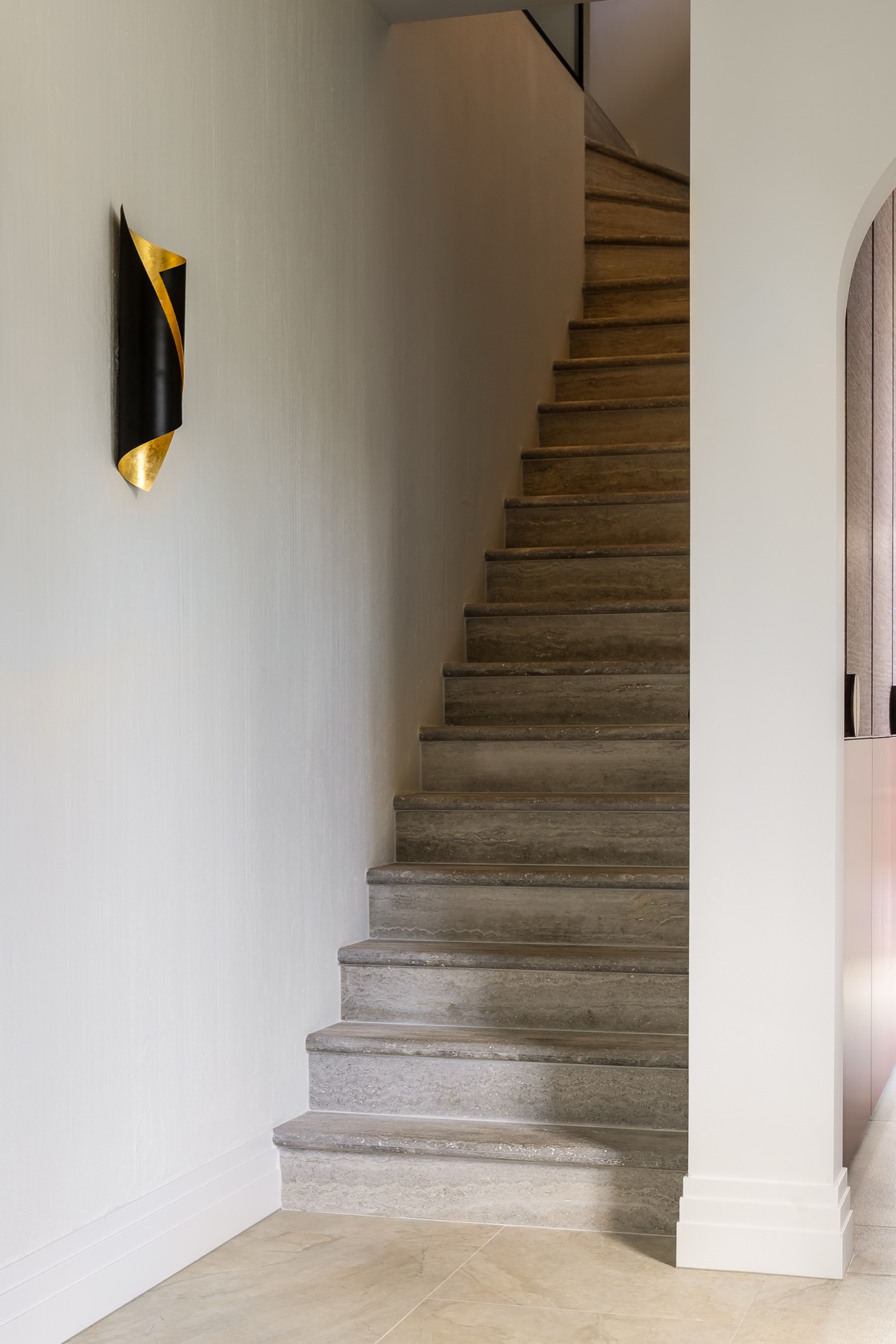 casa moderna minimalista: zona pranzo luminosa con tavolo rotondo e vista al giardino, Luxury, Design, Exclusive, Modern, Custom Made, Special, Beautiful