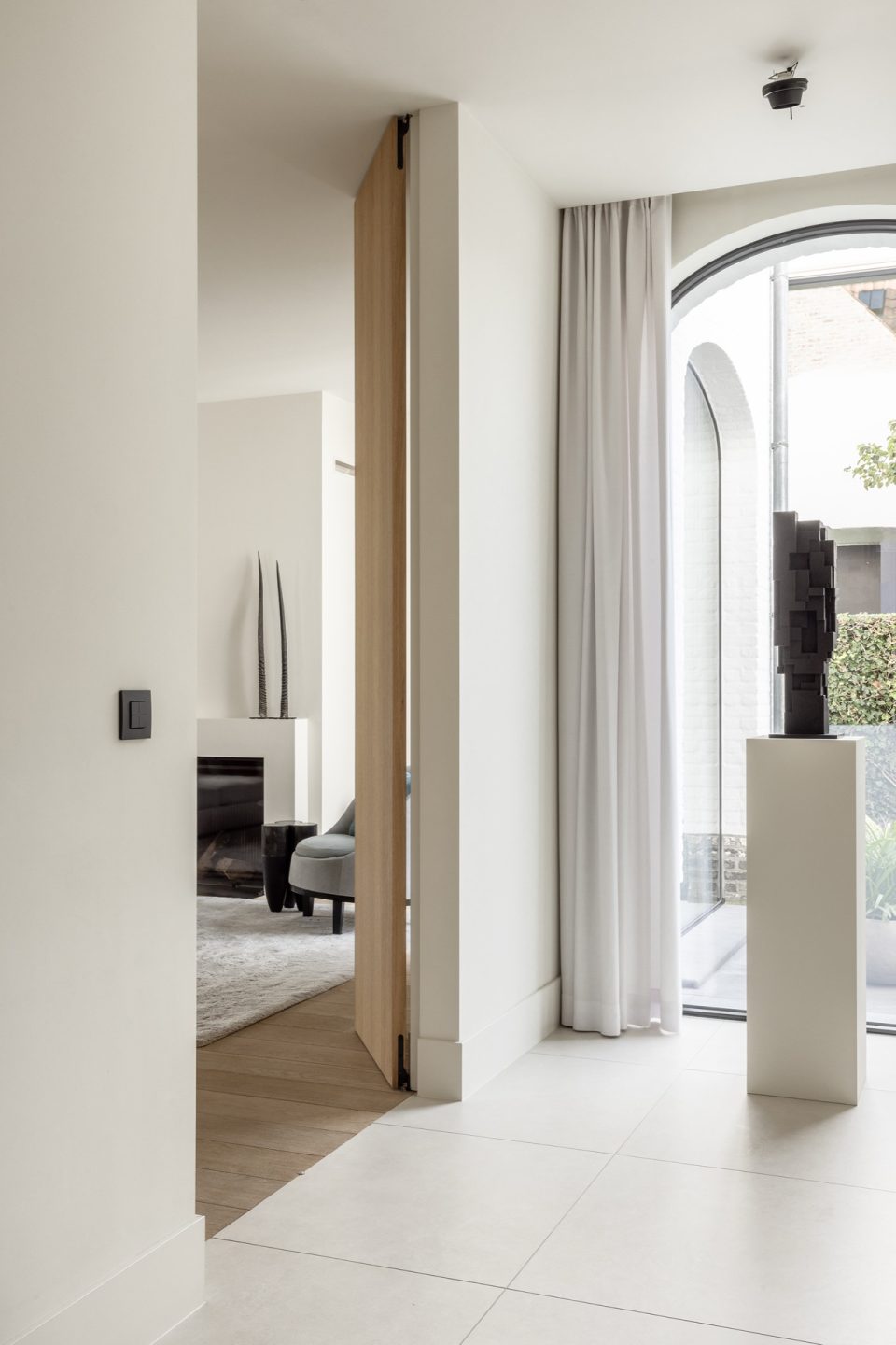esempio progetto ristrutturazione casa: verticale houten gevelbekleding: woonkamer met modern meubilair en lichte kleuren