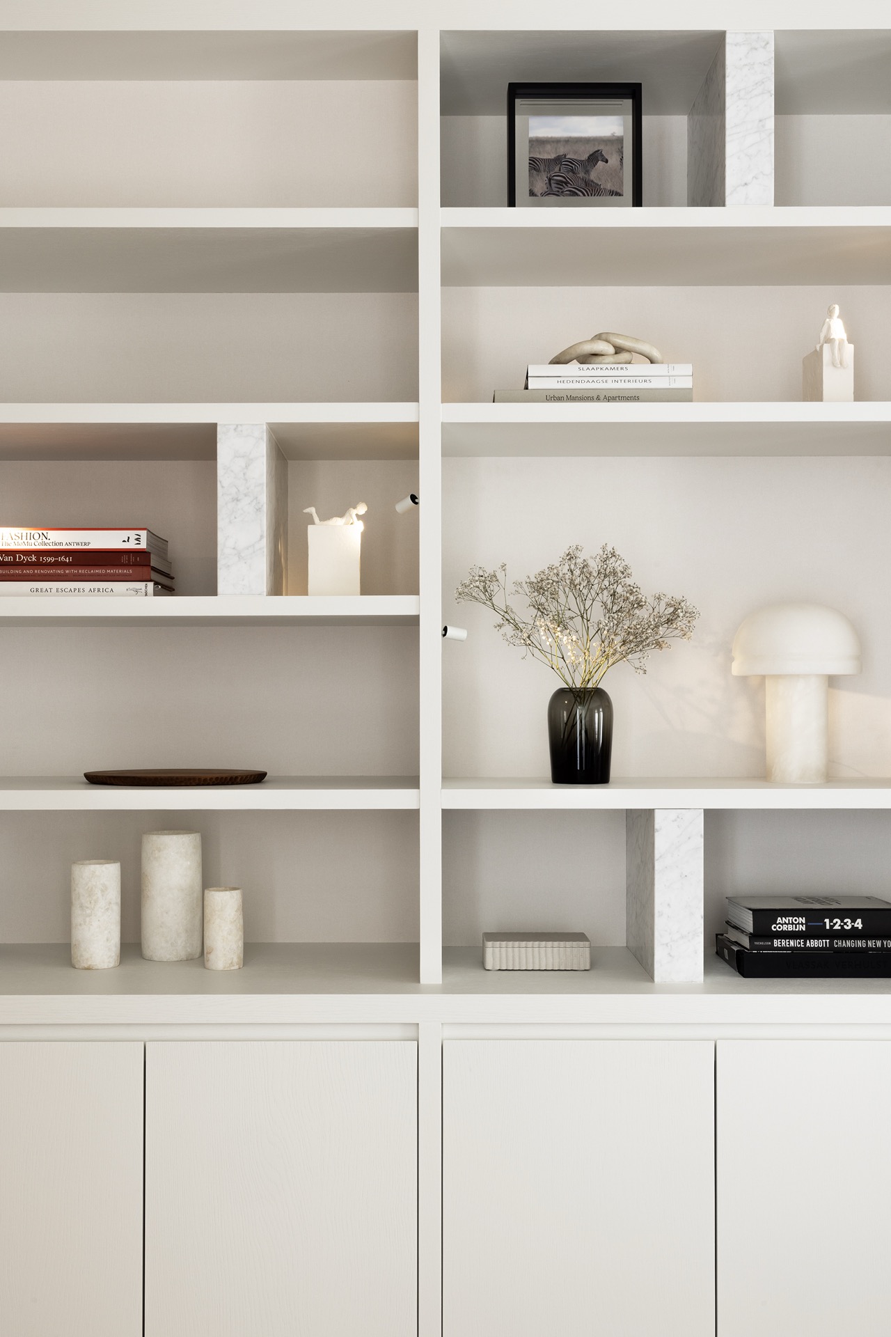 esempio progetto ristrutturazione casa: camera con grandi finestre e pareti bianche, design minimalista, Luxury, Design, Exclusive, Modern, Custom Made, Special, Beautiful