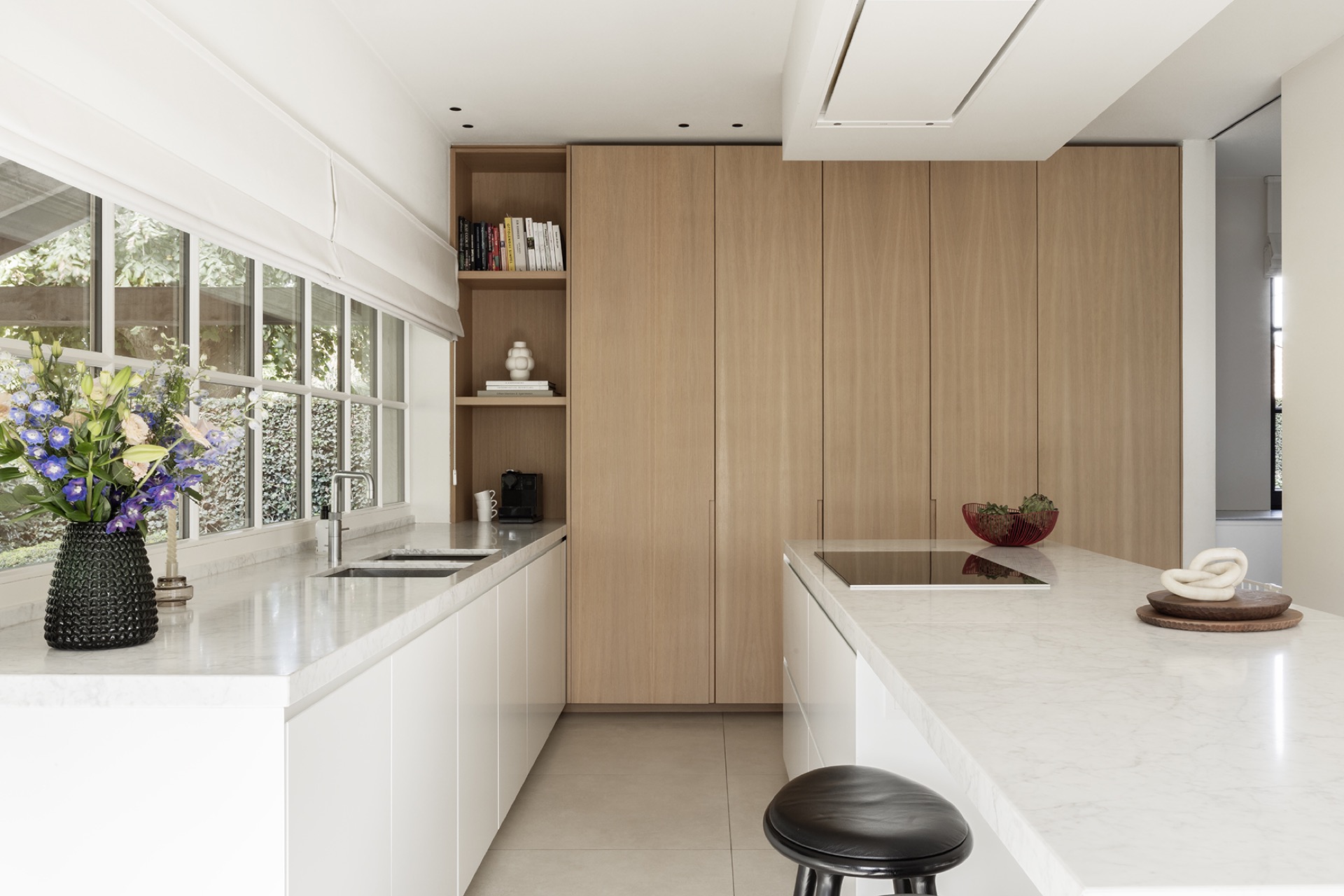 esempio progetto ristrutturazione casa: soggiorno con pareti bianche e tonalità chiare, intero minimalista, Luxury, Design, Exclusive, Modern, Custom Made, Special, Beautiful