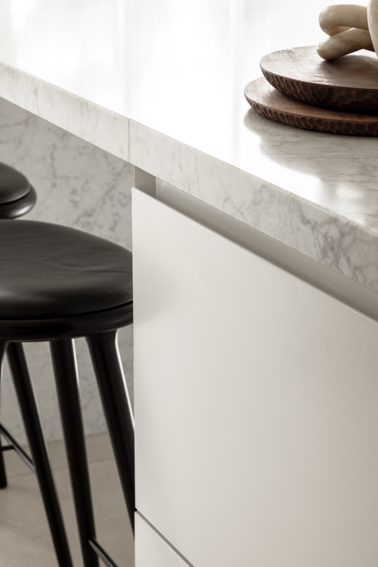 esempio progetto ristrutturazione casa: cucina bianca con piano in marmo e accenti di legno, design moderno, Luxury, Design, Exclusive, Modern, Custom Made, Special, Beautiful