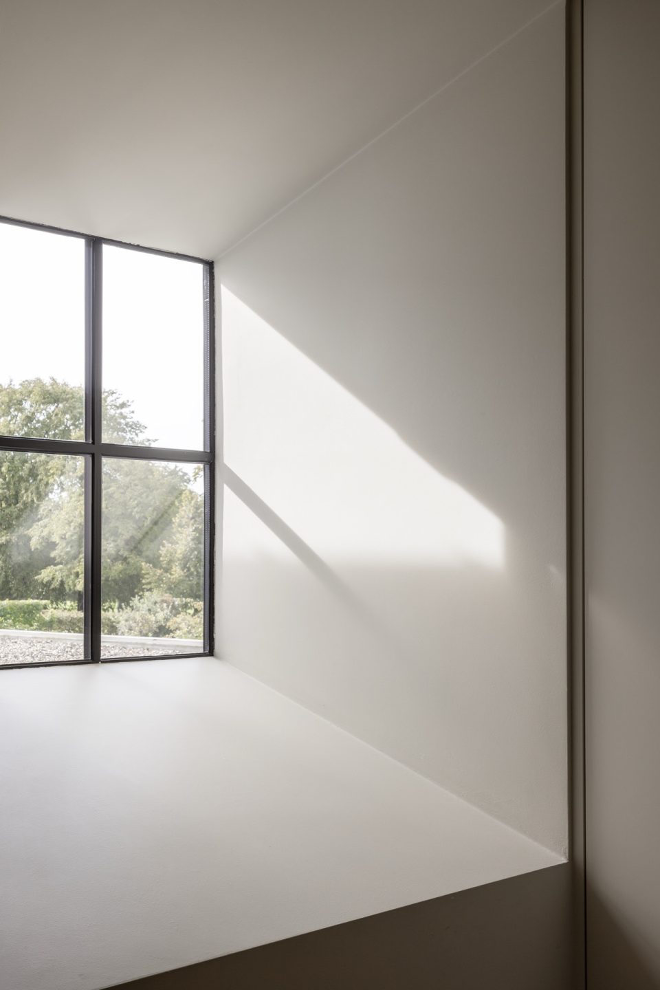 esempio progetto ristrutturazione casa: verticale houten gevelbekleding: moderne hal met zwarte details en houten trap