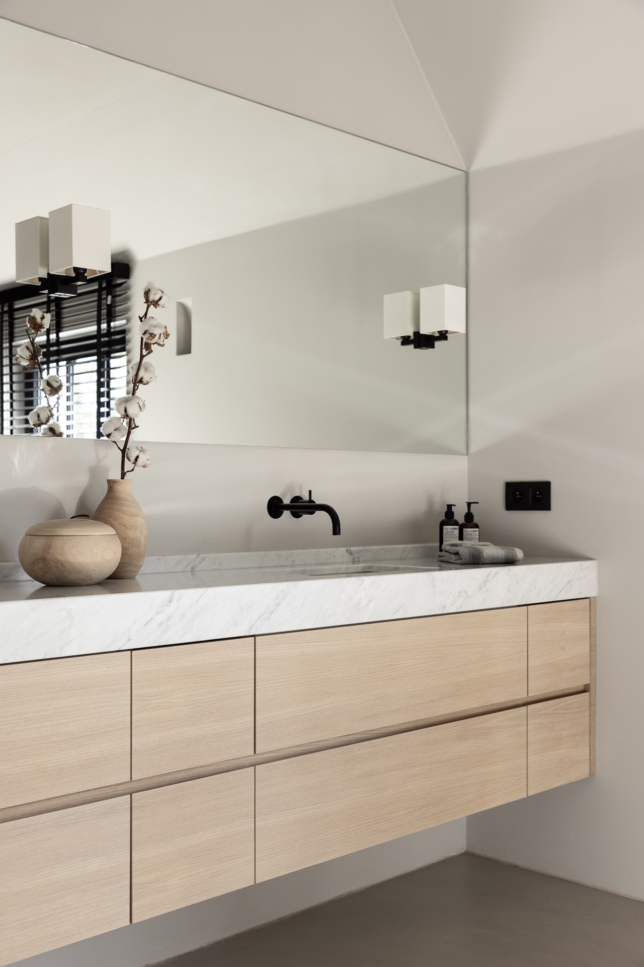 esempio progetto ristrutturazione casa: camera con grandi finestre e design minimalista, Luxury, Design, Exclusive, Modern, Custom Made, Special, Beautiful