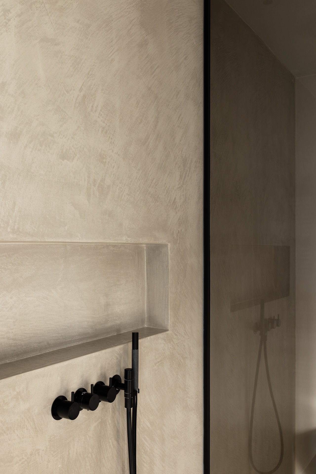 esempio progetto ristrutturazione casa: camera con grandi finestre e design minimalista, Luxury, Design, Exclusive, Modern, Custom Made, Special, Beautiful