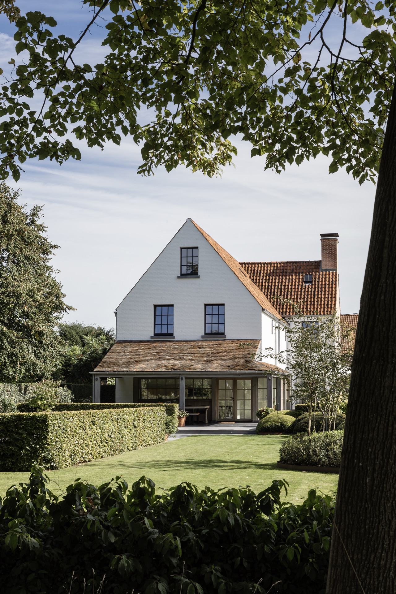 esempio progetto ristrutturazione casa: casa moderna con giardino e grandi finestre, linee eleganti e materiali ricchi, Luxury, Design, Exclusive, Modern, Custom Made, Special, Beautiful