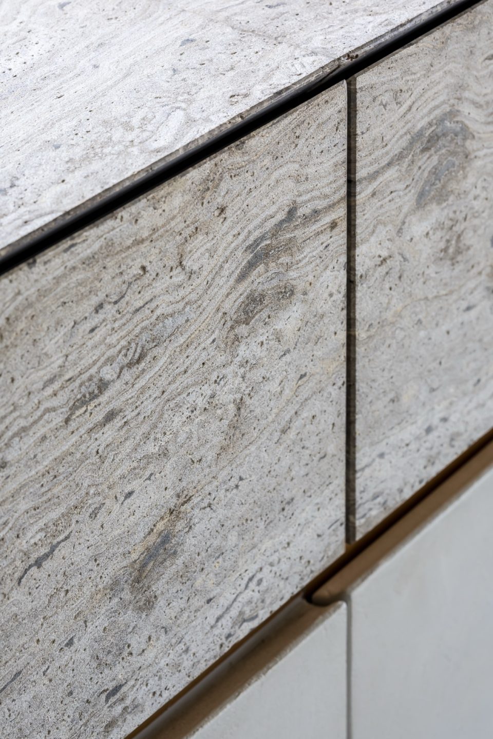 luxus villa: verticale houten gevelbekleding: elegante overloop met artistieke muur en designverlichting