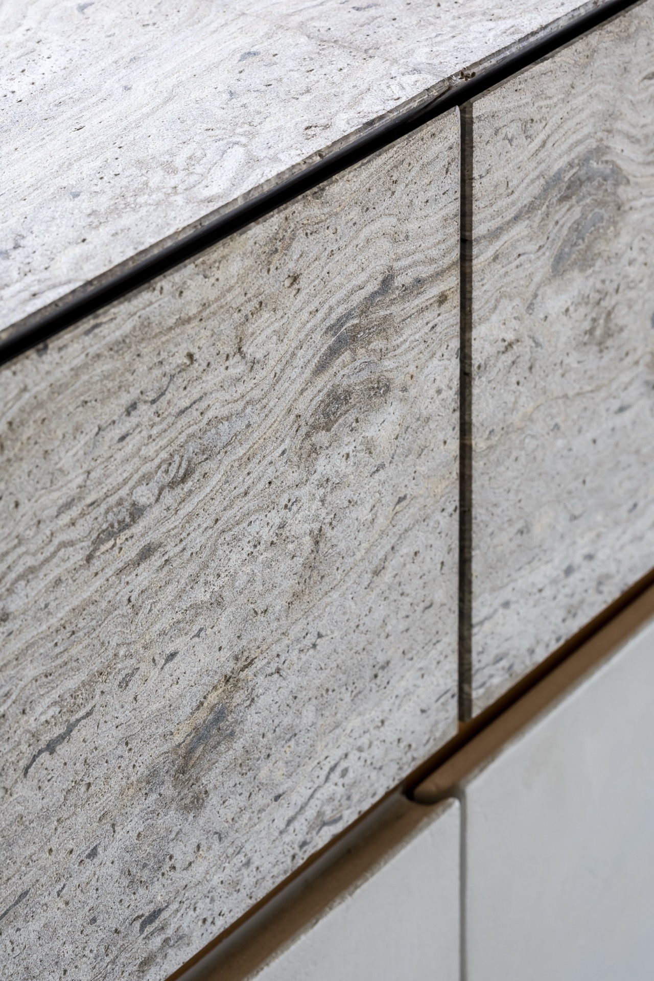 esempio progetto ristrutturazione casa: corridoio elegante con muro artistico e illuminazione di design, Luxury, Design, Exclusive, Modern, Custom Made, Special, Beautiful