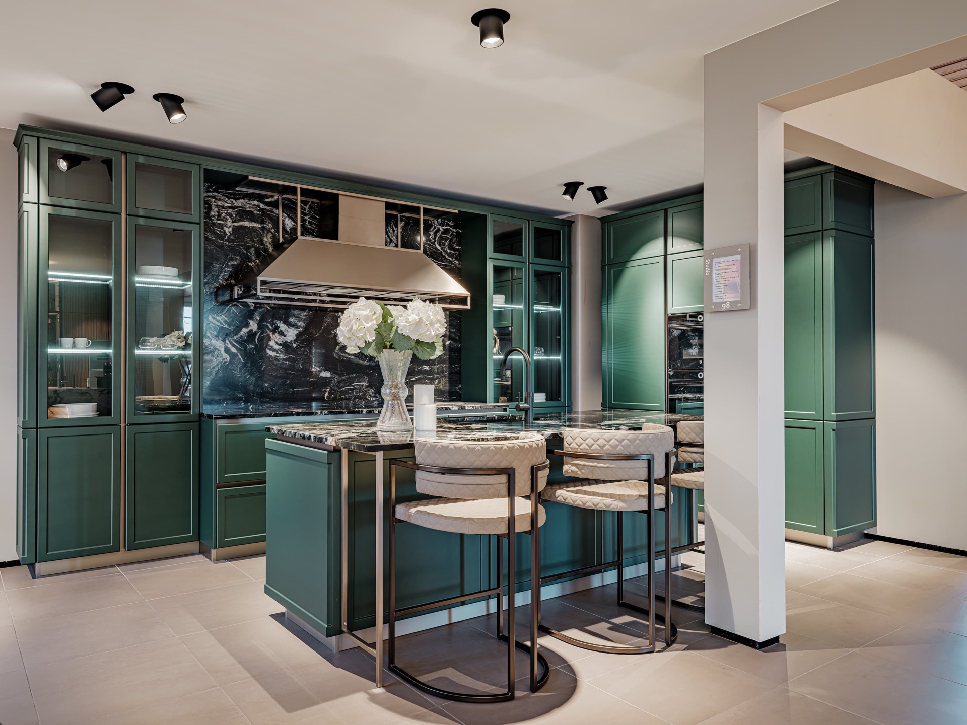 cucina in marmo: armadi cucina verdi con piani in marmo e pareti nere, Luxury, Design, Exclusive, Modern, Custom Made, Special, Beautiful