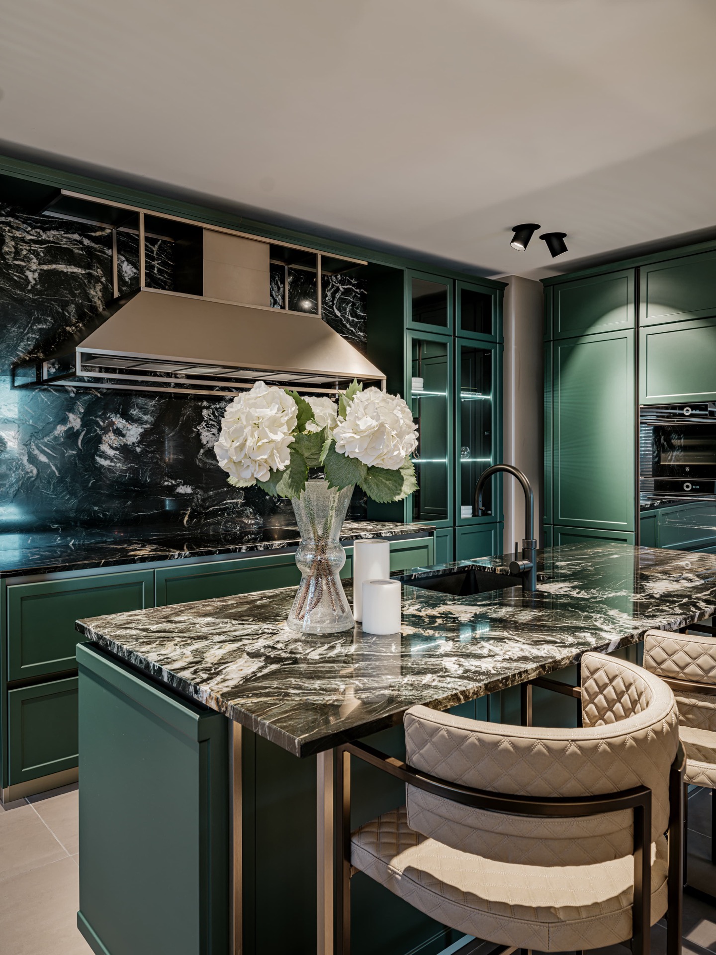 cucina in marmo: dettaglio del piano di lavoro in marmo e cassetto in legno per le posate, Luxury, Design, Exclusive, Modern, Custom Made, Special, Beautiful