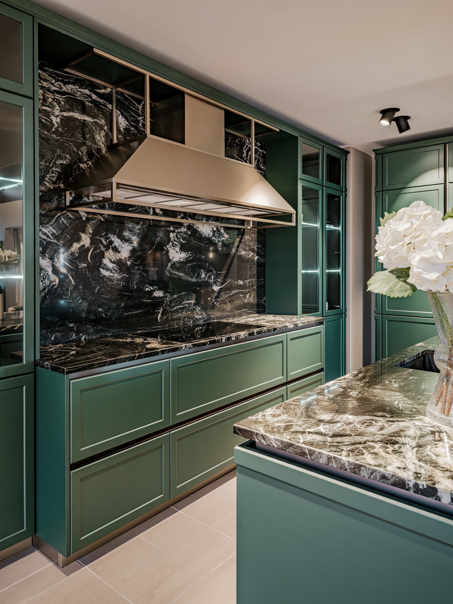 cucina in marmo: primo piano di armadio cucina con porte in vetro e piano in marmo, Luxury, Design, Exclusive, Modern, Custom Made, Special, Beautiful