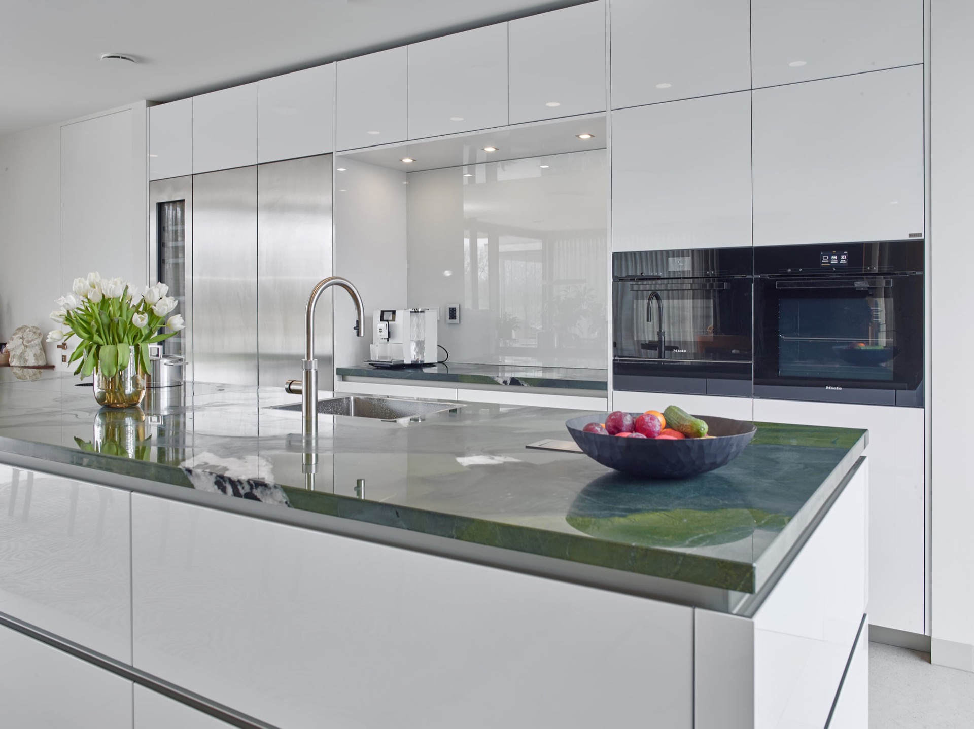 cucina bianca lucida: cucina con forno a incasso e frontali scuri, Luxury, Design, Exclusive, Modern, Custom Made, Special, Beautiful