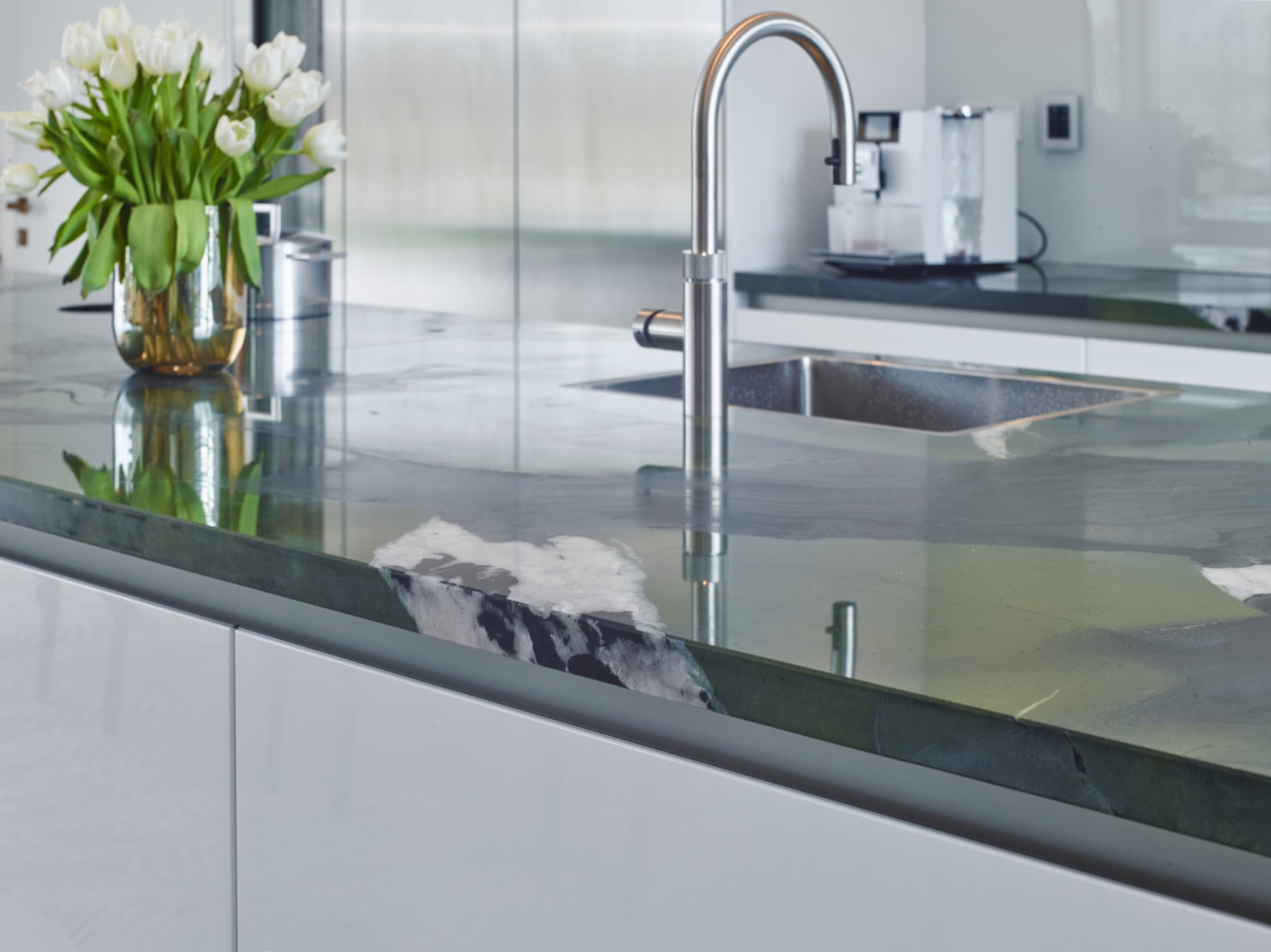 cucina bianca lucida: dettaglio isola cucina con quarzo verde e ciotola di frutta, Luxury, Design, Exclusive, Modern, Custom Made, Special, Beautiful