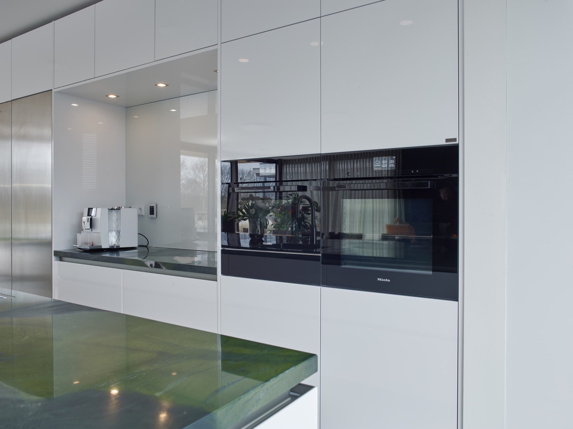 cucina bianca lucida: cucina con armadio in vetro e layout moderno, Luxury, Design, Exclusive, Modern, Custom Made, Special, Beautiful