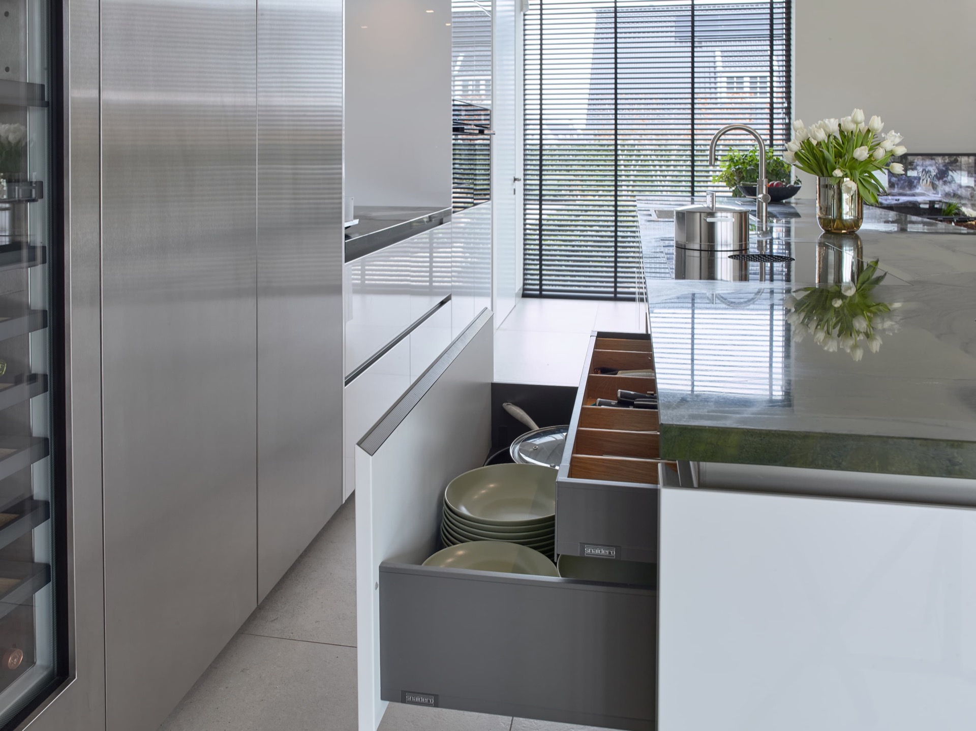 cucina bianca lucida: dettaglio cassetto sotto il piano cucina con utensili, Luxury, Design, Exclusive, Modern, Custom Made, Special, Beautiful