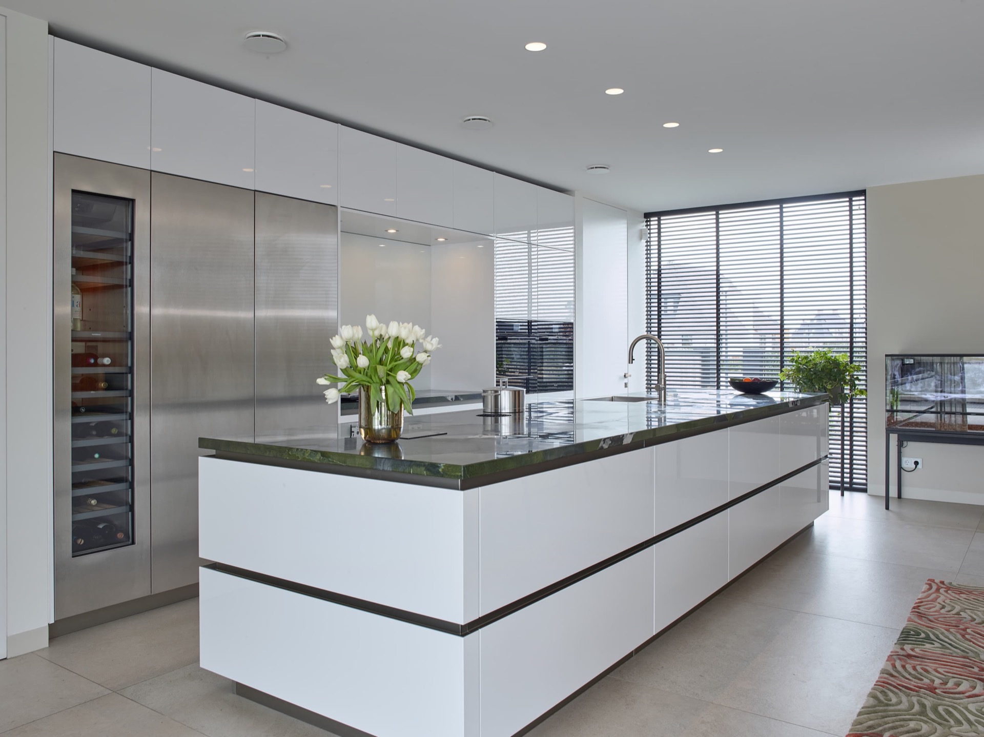 cucina bianca lucida: cucina moderna bianca lucida con piano in quarzo verde, Luxury, Design, Exclusive, Modern, Custom Made, Special, Beautiful