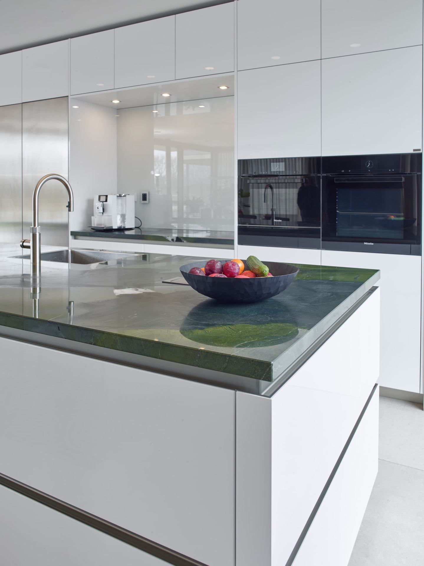 cucina bianca lucida: dettaglio armadio cucina con meccanismo soft-close, Luxury, Design, Exclusive, Modern, Custom Made, Special, Beautiful