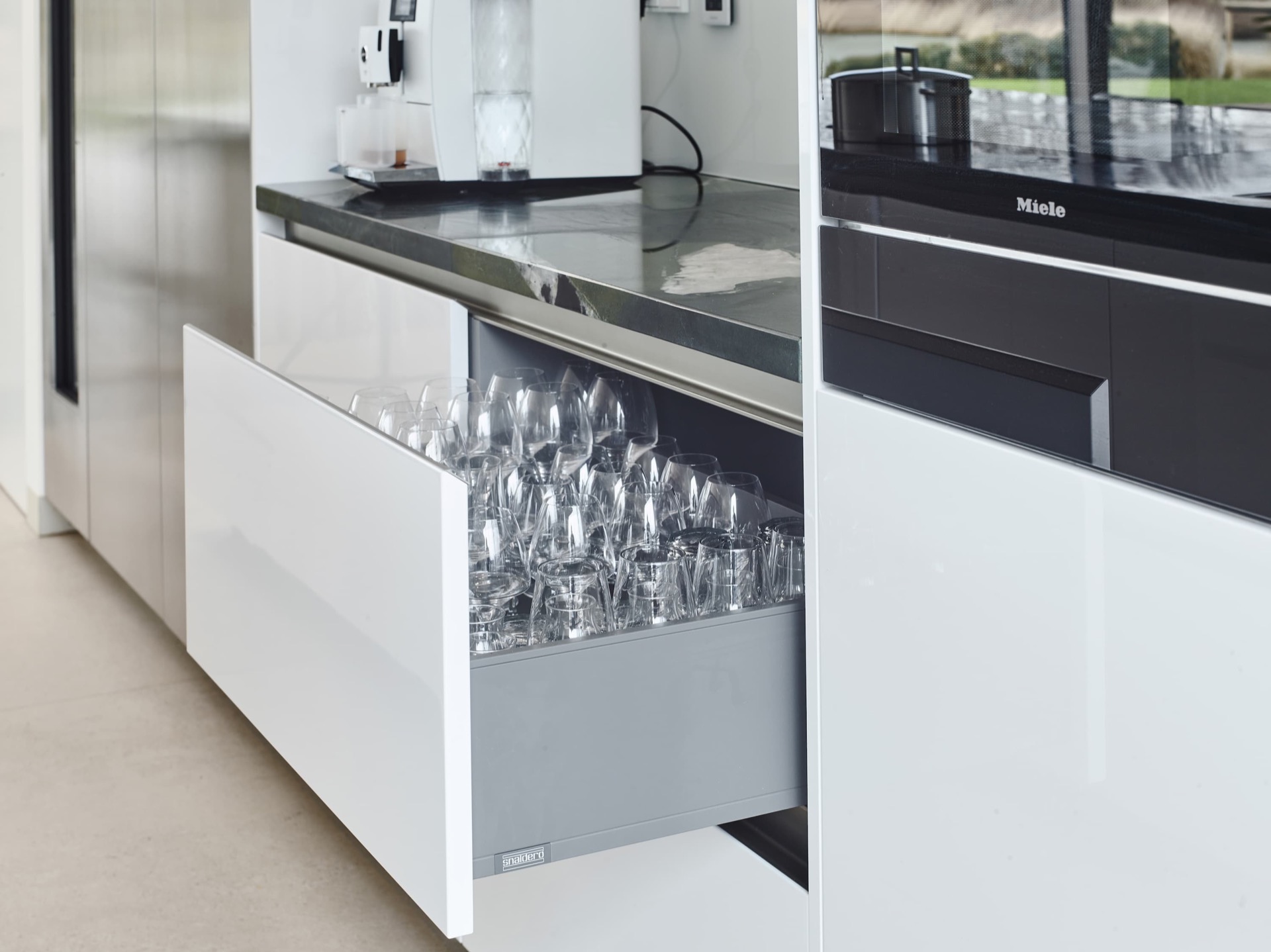 cucina bianca lucida: cucina con armadio in vetro, frutta e piante verdi per decorazione, Luxury, Design, Exclusive, Modern, Custom Made, Special, Beautiful
