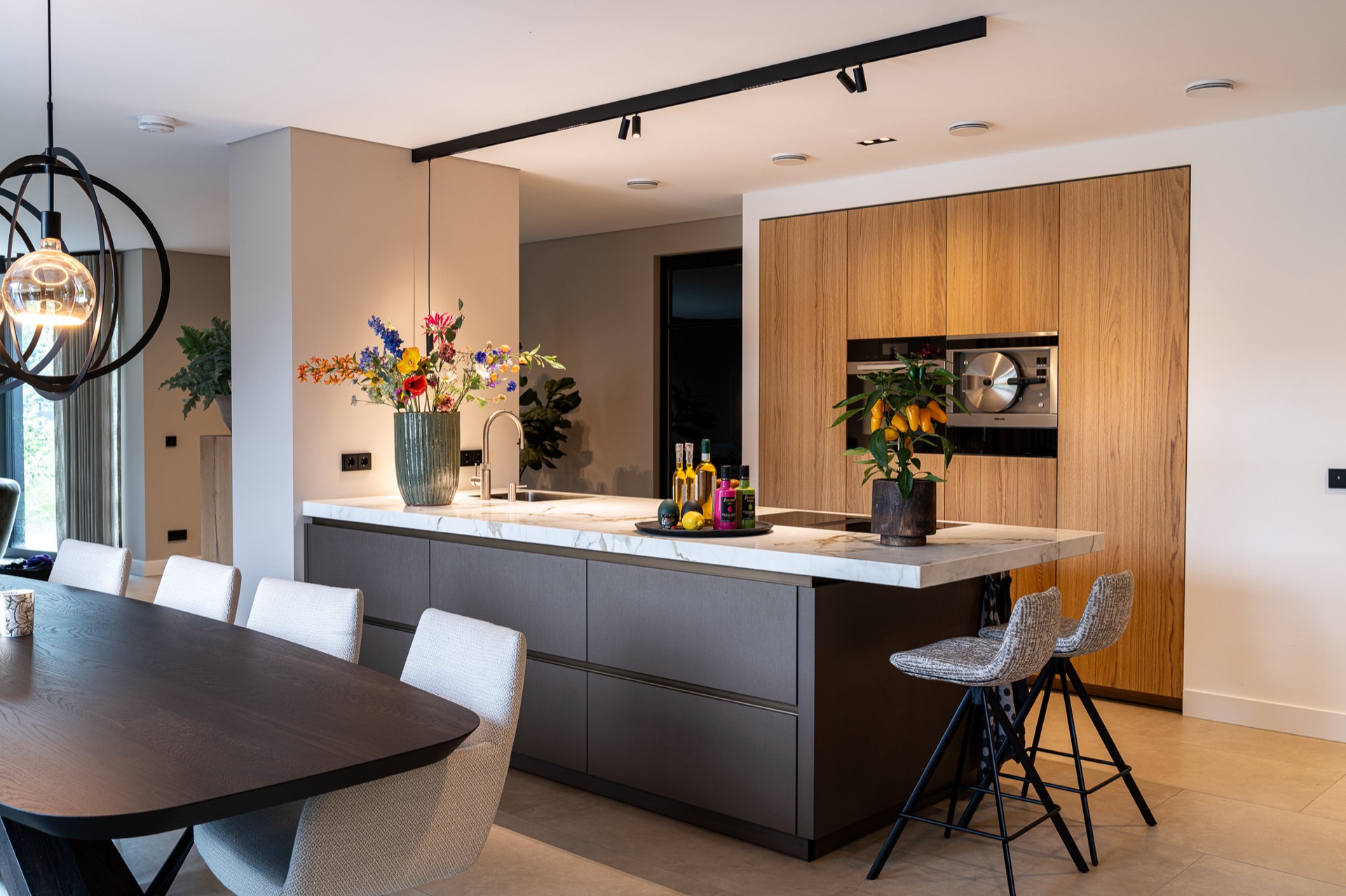 idee cucina moderna: cucina moderna con piano in marmo e lampada a sospensione, dettagli in legno e metallo, Luxury, Design, Exclusive, Modern, Custom Made, Special, Beautiful