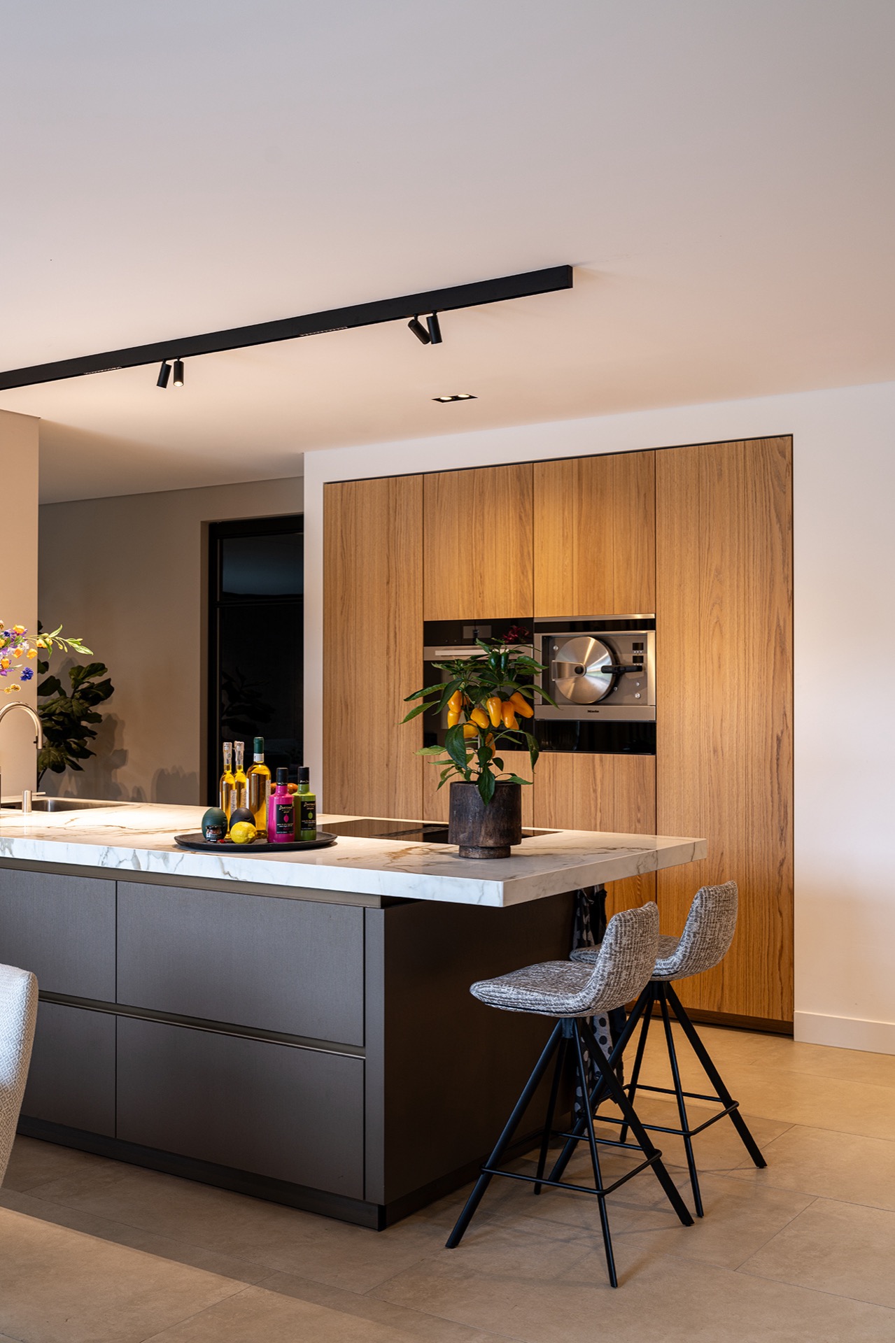 idee cucina moderna: grande isola da cucina con piano in marmo e finitura moderna, Luxury, Design, Exclusive, Modern, Custom Made, Special, Beautiful
