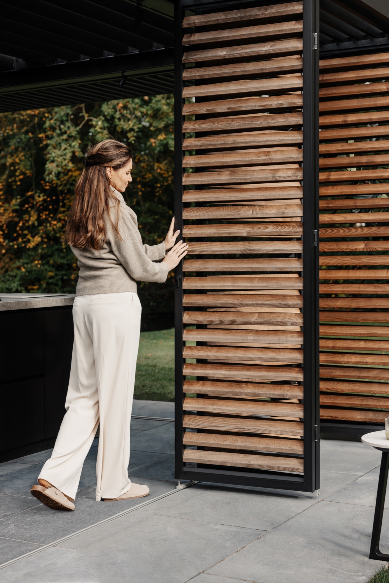 rivestimento in legno per pareti: depandance da giardino con dettagli in legno e fiori nel paesaggio, Luxury, Design, Exclusive, Modern, Custom Made, Special, Beautiful