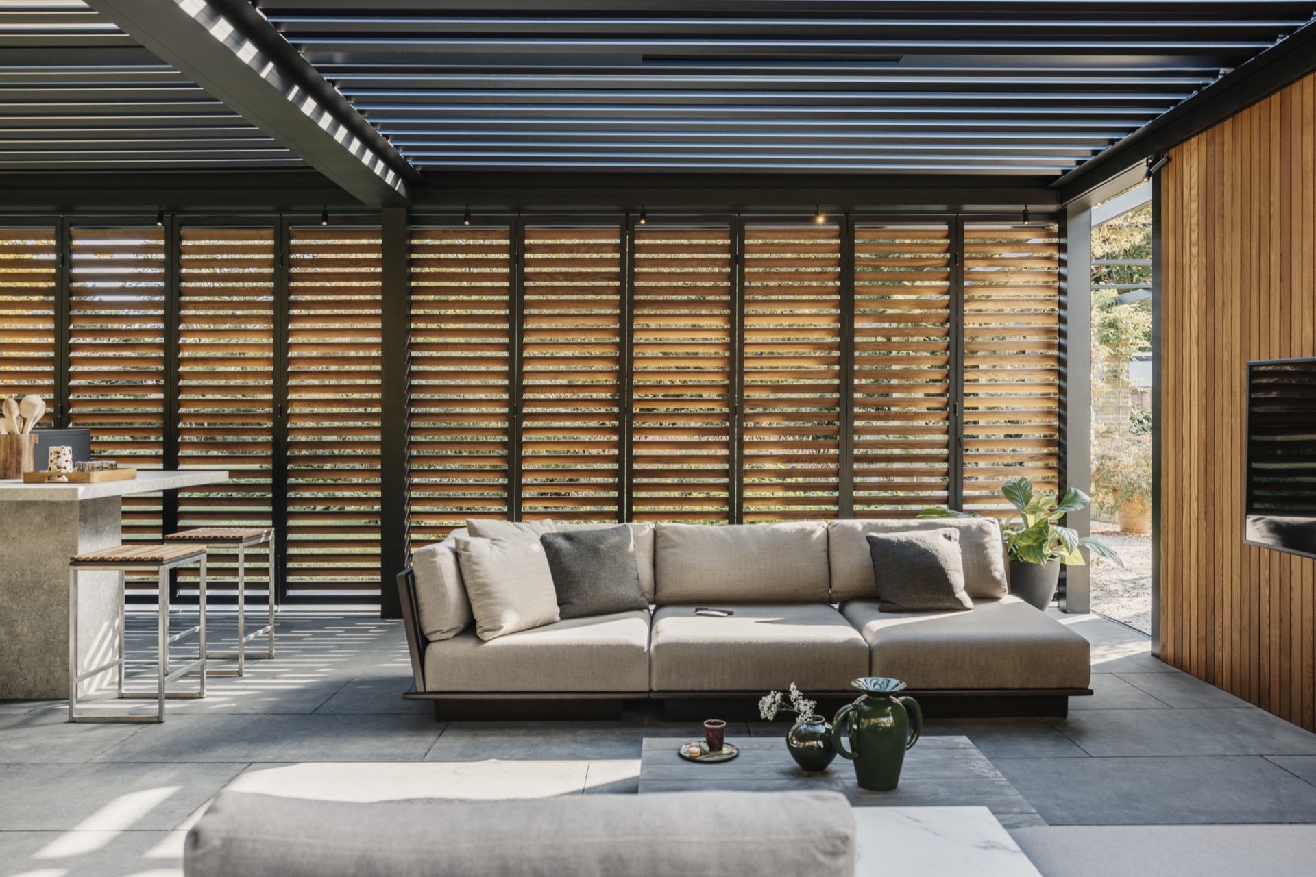 rivestimento in legno per pareti: pannelli di privacy in legno con listelli orizzontali nel giardino, Luxury, Design, Exclusive, Modern, Custom Made, Special, Beautiful
