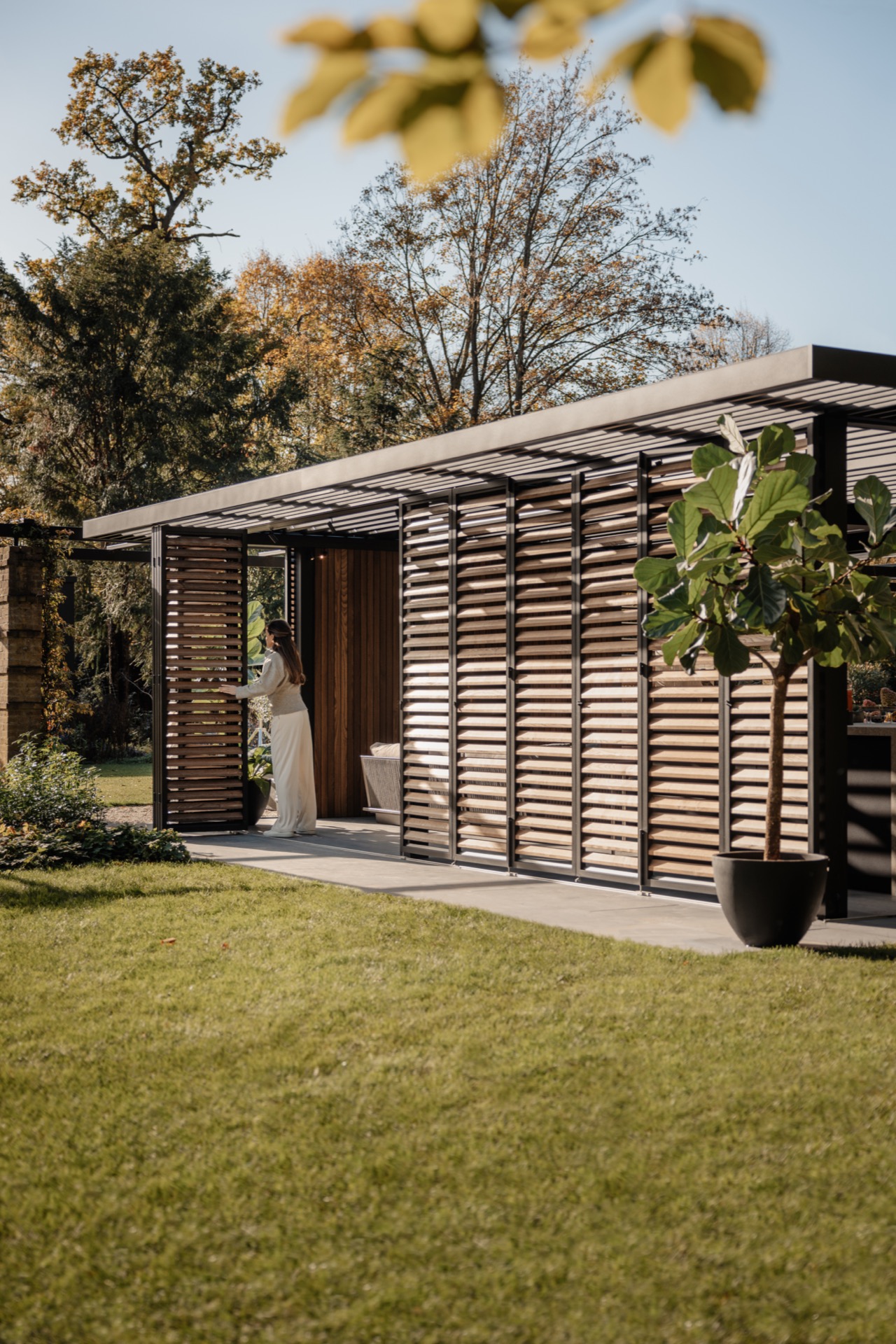 rivestimento in legno per pareti: gioco di luci e ombre sotto pergola in legno in giardino, Luxury, Design, Exclusive, Modern, Custom Made, Special, Beautiful
