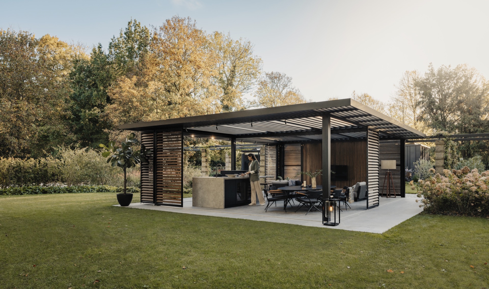 rivestimento in legno per pareti: gioco di luci e ombre sotto pergola in legno in giardino, Luxury, Design, Exclusive, Modern, Custom Made, Special, Beautiful