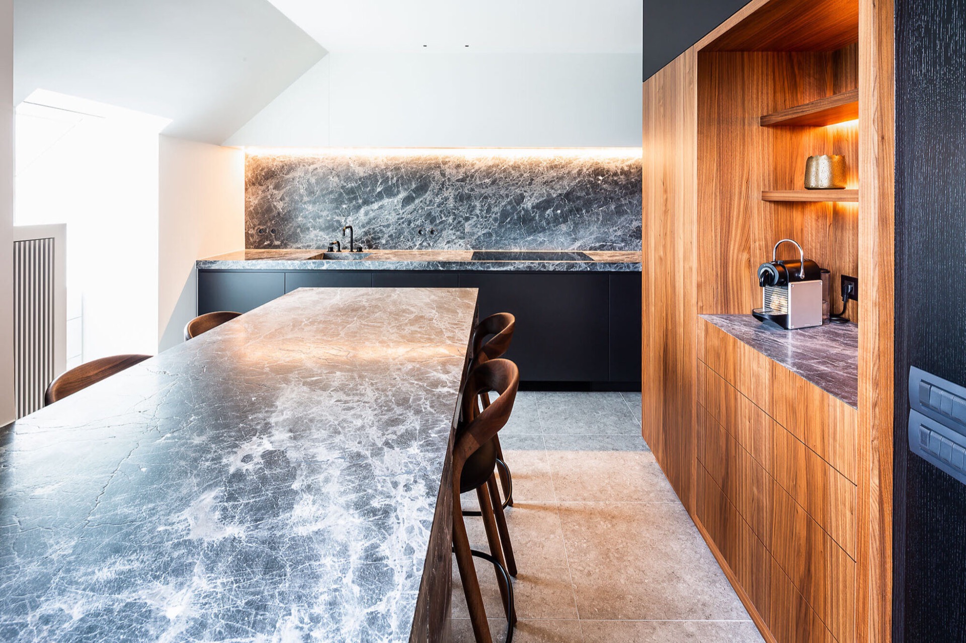 cucina moderna e bagno di lusso: cucina moderna con piano in marmo e armadio in legno, stile minimalista, Luxury, Design, Exclusive, Modern, Custom Made, Special, Beautiful