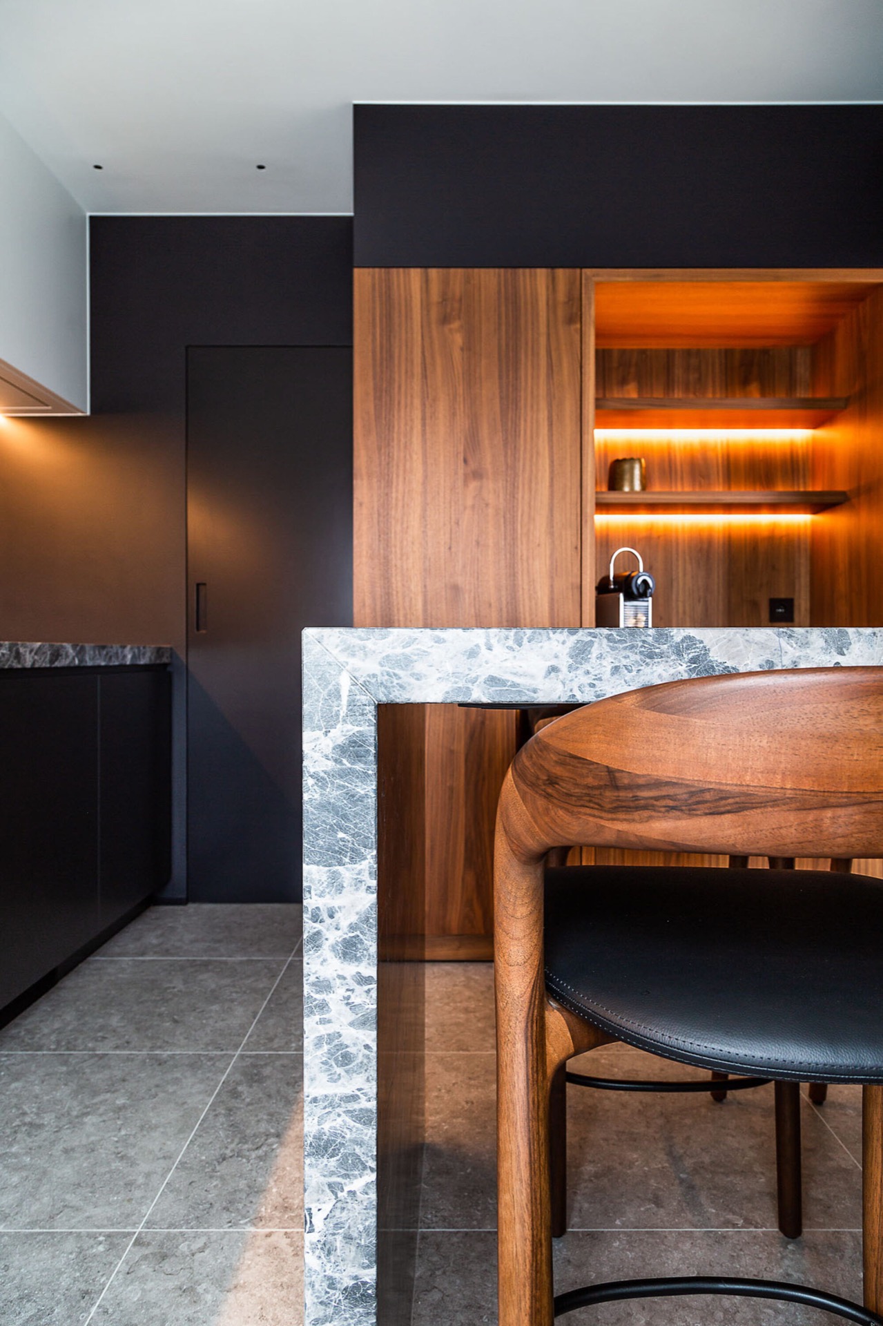 cucina moderna e bagno di lusso: bagno moderno con lavabo in marmo e parete in cemento, stile minimalista, Luxury, Design, Exclusive, Modern, Custom Made, Special, Beautiful