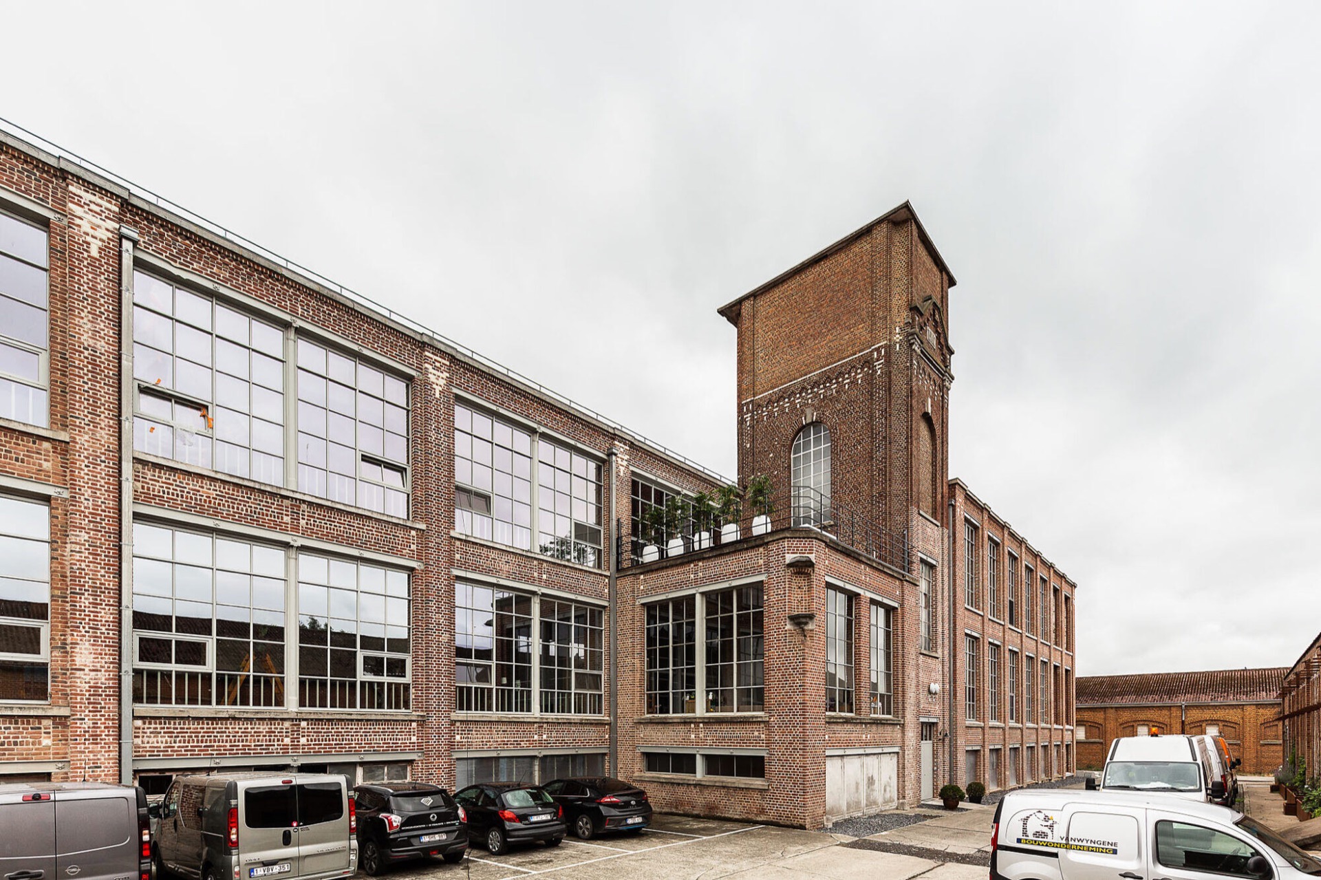 interno industriale: ingresso con soffitto industriale e grandi finestre, cemento e legno, Luxury, Design, Exclusive, Modern, Custom Made, Special, Beautiful