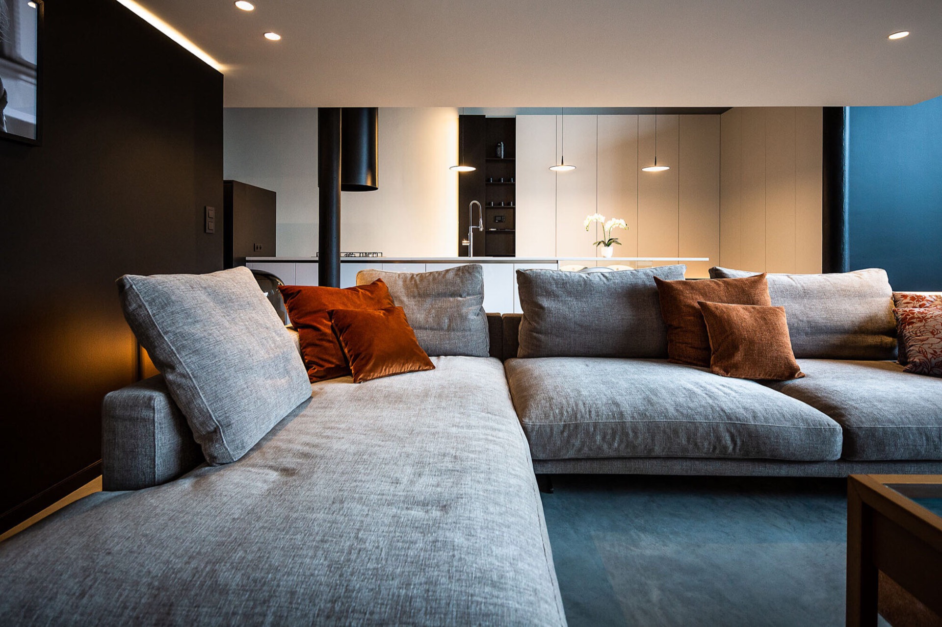 interno industriale: scala in legno e soffitto aperto nel soggiorno con grandi finestre, Luxury, Design, Exclusive, Modern, Custom Made, Special, Beautiful