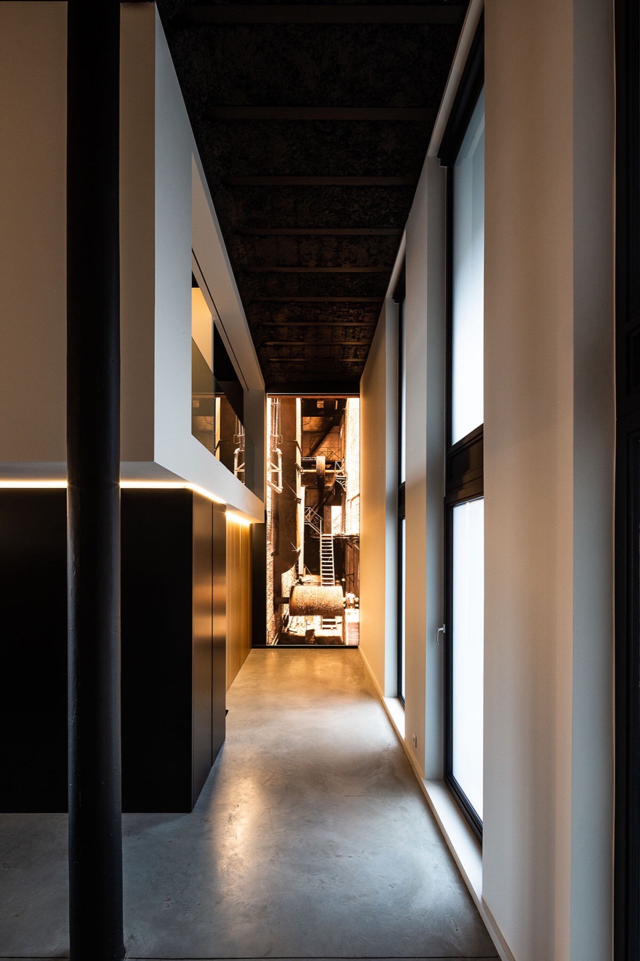 interno industriale: soggiorno con grandi finestre e elementi industriali, Luxury, Design, Exclusive, Modern, Custom Made, Special, Beautiful