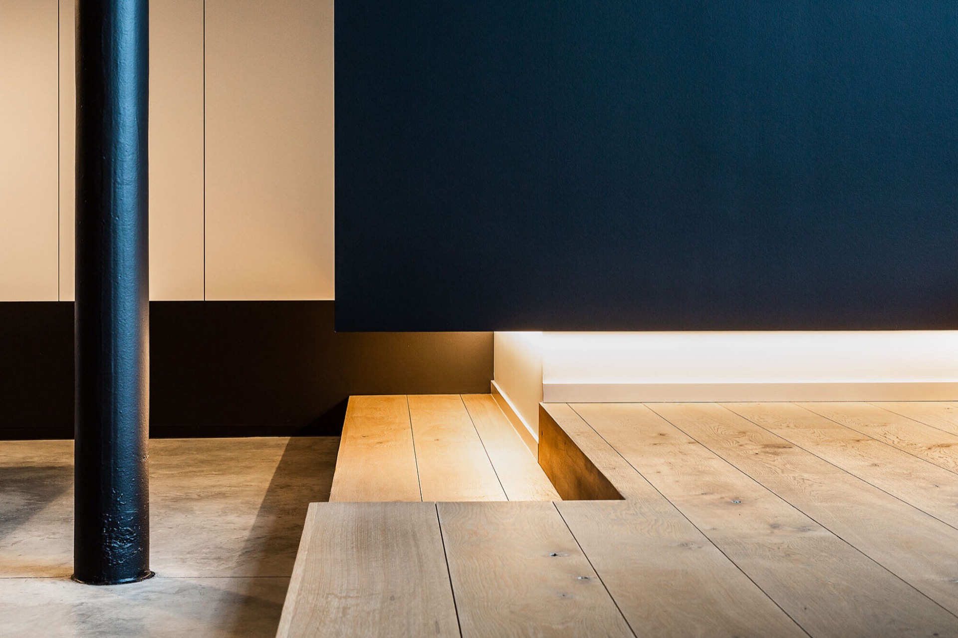 interno industriale: soggiorno con grandi finestre e soffitto industriale, Luxury, Design, Exclusive, Modern, Custom Made, Special, Beautiful