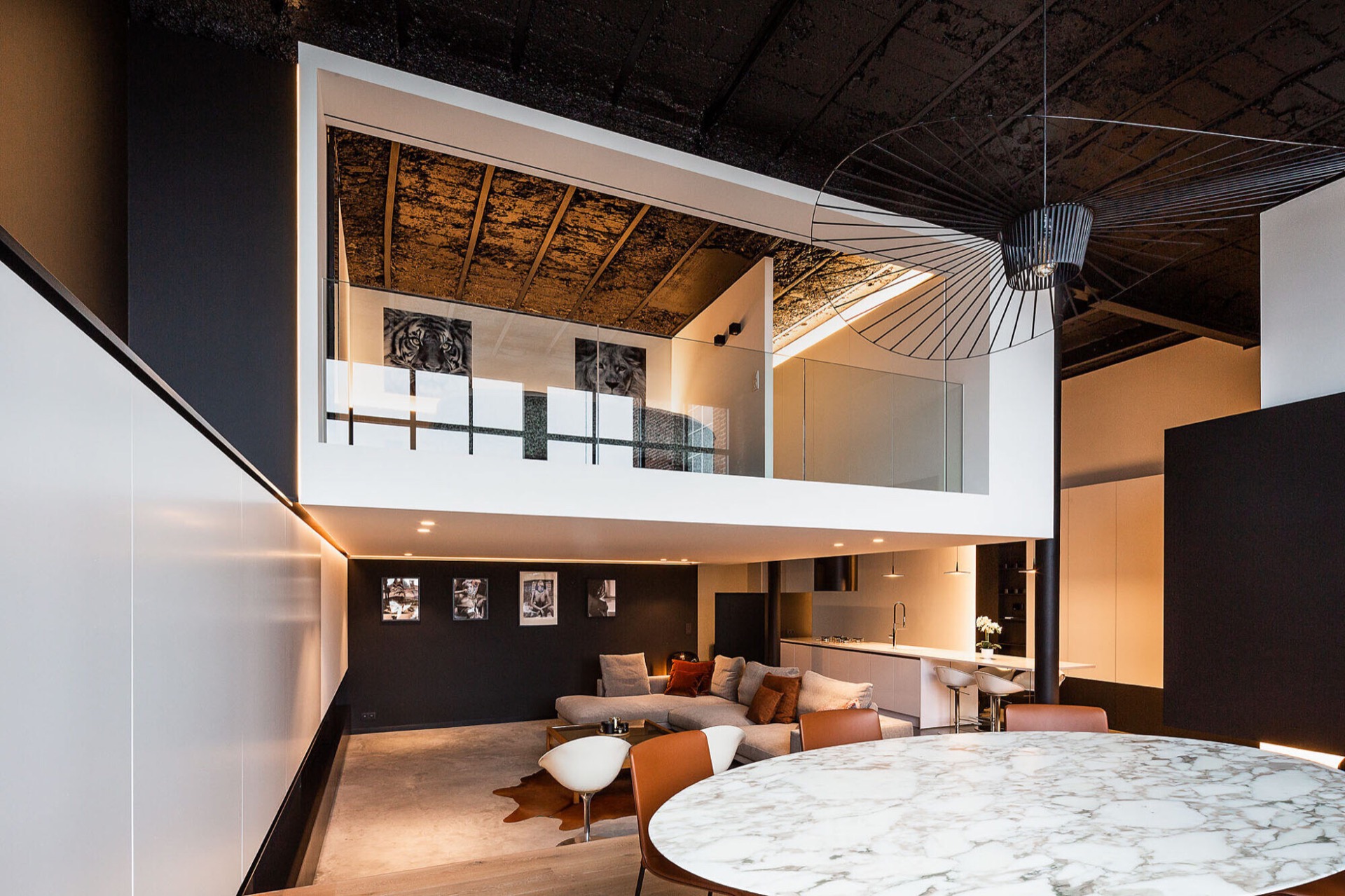interno industriale: soggiorno con grandi finestre e tavolo in marmo, stile industriale, Luxury, Design, Exclusive, Modern, Custom Made, Special, Beautiful