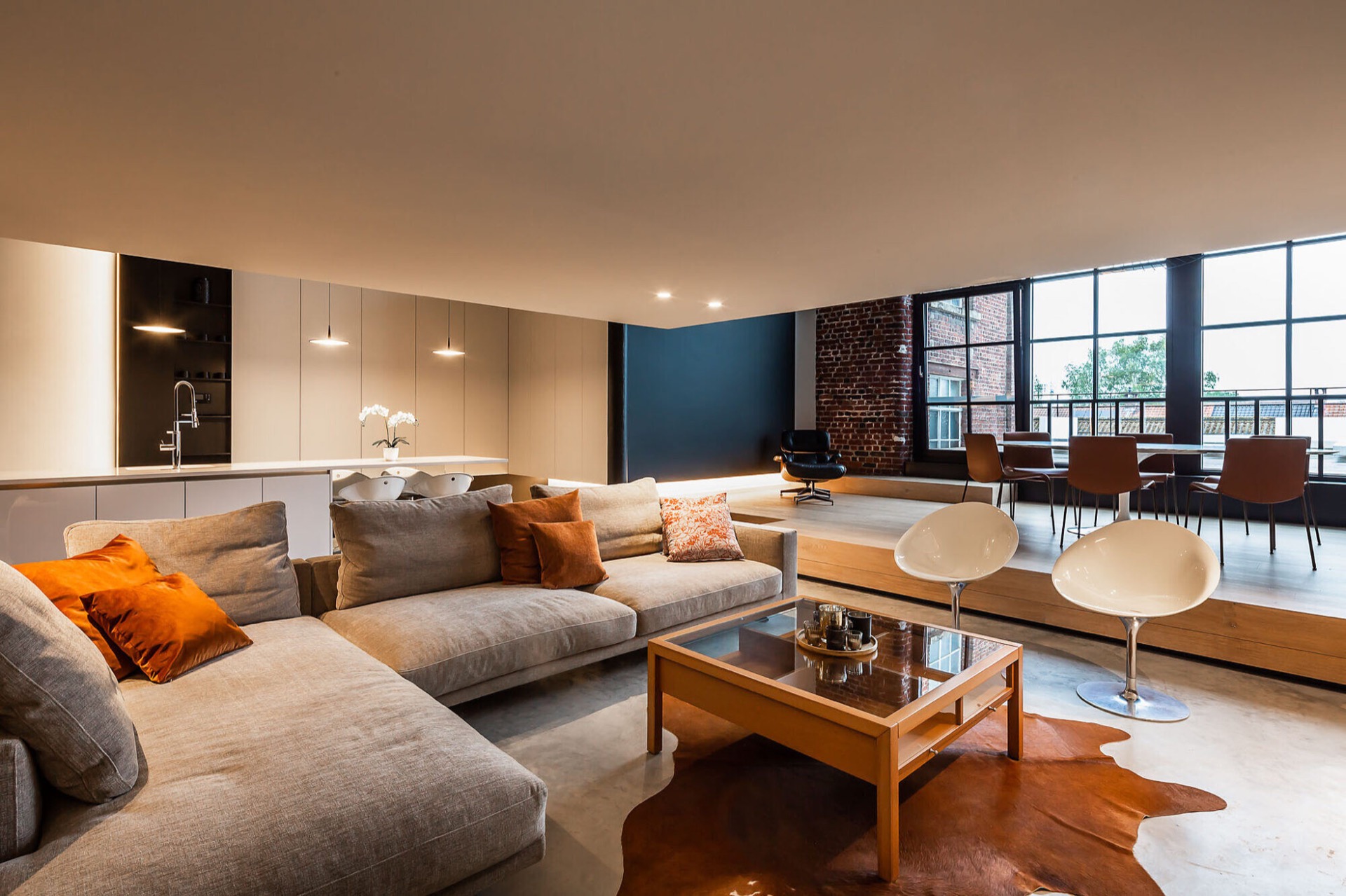 interno industriale: grande soggiorno con soffitto industriale e grandi finestre, Luxury, Design, Exclusive, Modern, Custom Made, Special, Beautiful