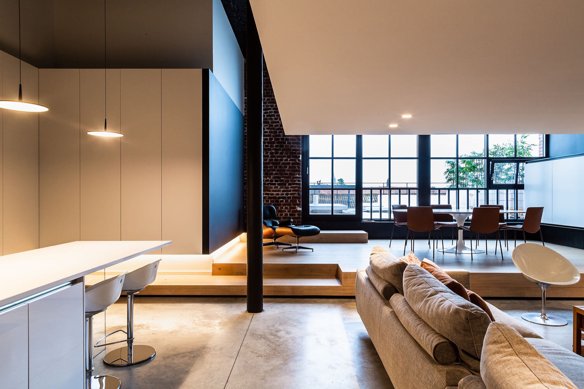 interno industriale: interno con soffitto industriale e grandi finestre, Luxury, Design, Exclusive, Modern, Custom Made, Special, Beautiful