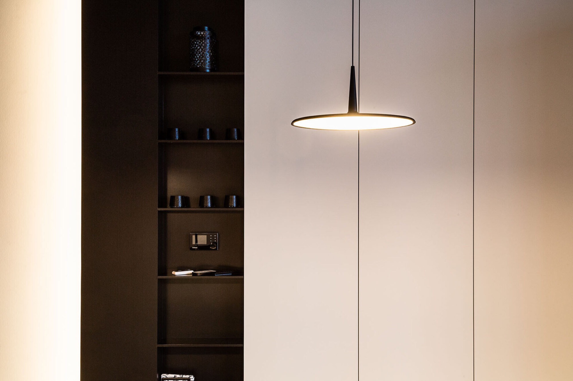 interno industriale: stanza con pavimento in cemento e soffitto industriale, Luxury, Design, Exclusive, Modern, Custom Made, Special, Beautiful