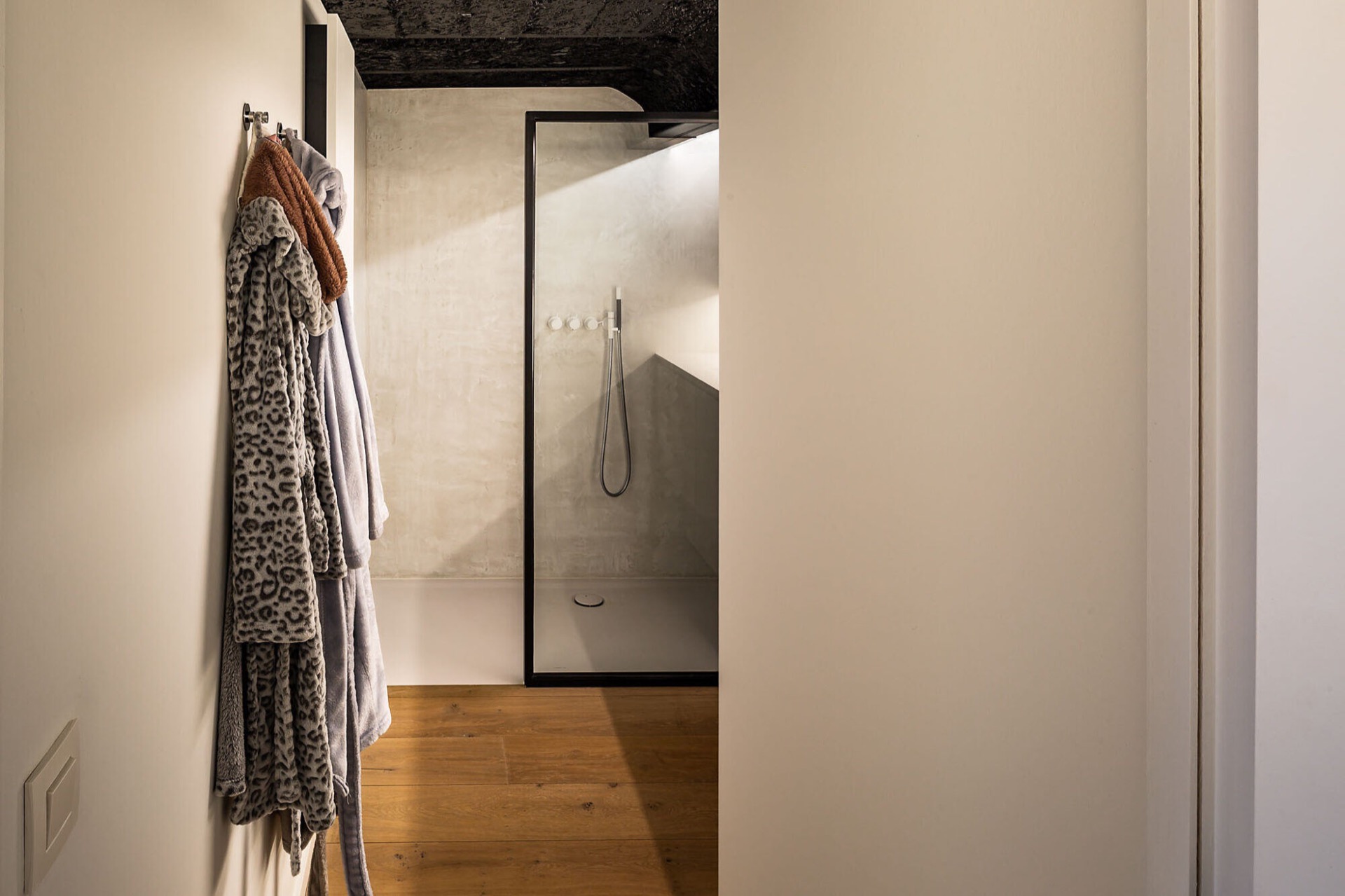 interno industriale: soggiorno con grandi finestre e soffitto industriale, Luxury, Design, Exclusive, Modern, Custom Made, Special, Beautiful