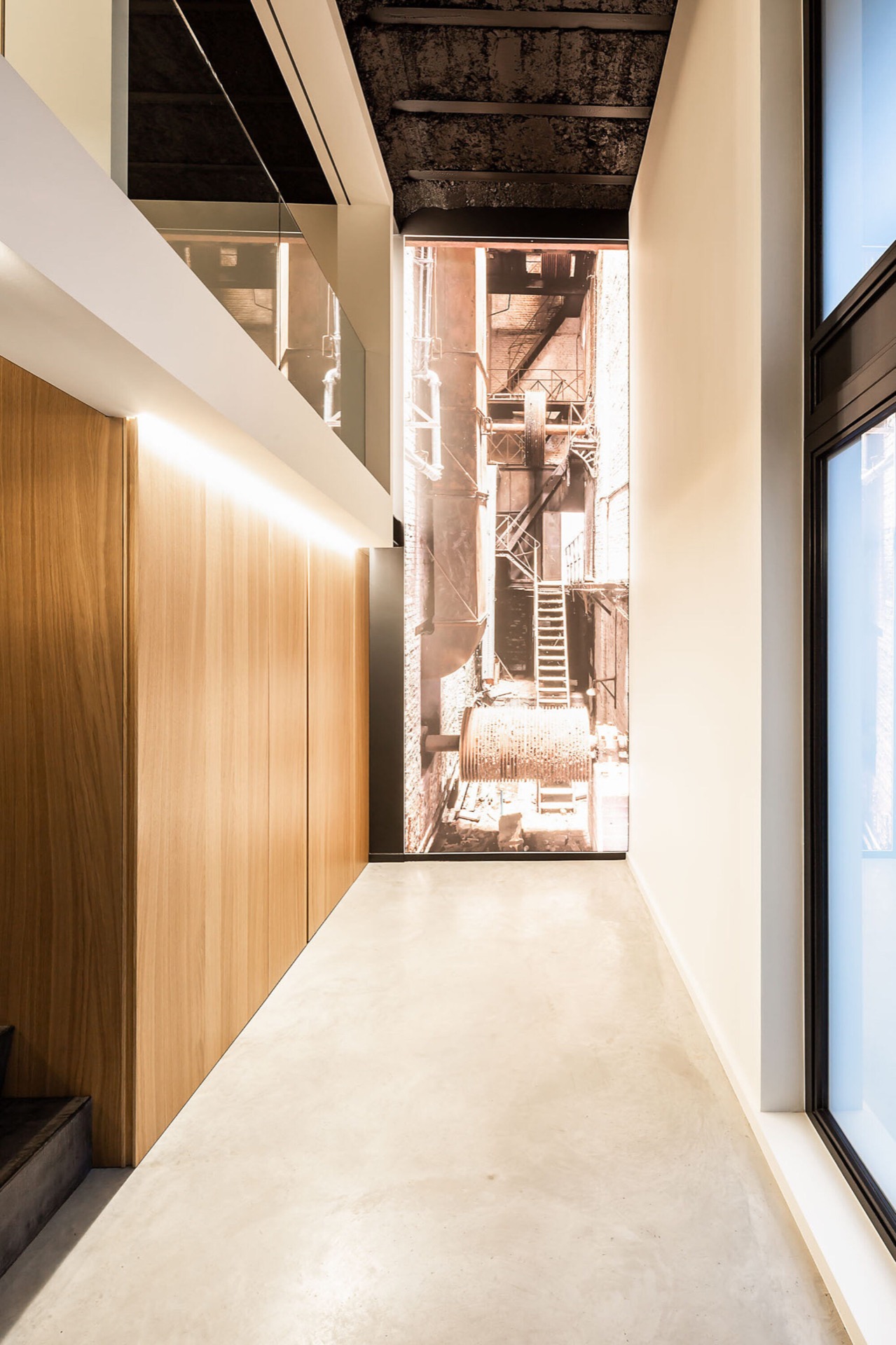interno industriale: interno con grandi finestre e soffitto industriale, Luxury, Design, Exclusive, Modern, Custom Made, Special, Beautiful