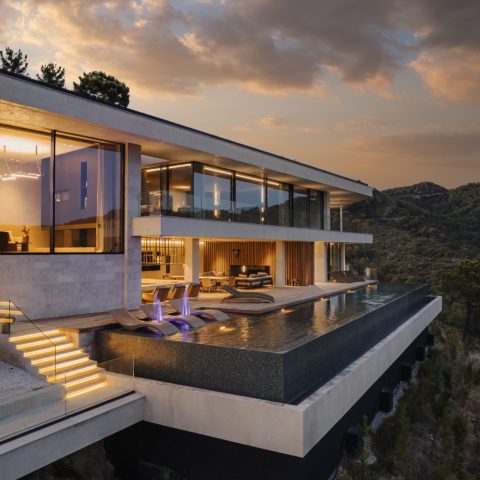 Moderne luxe woning met uitzicht en zwembad