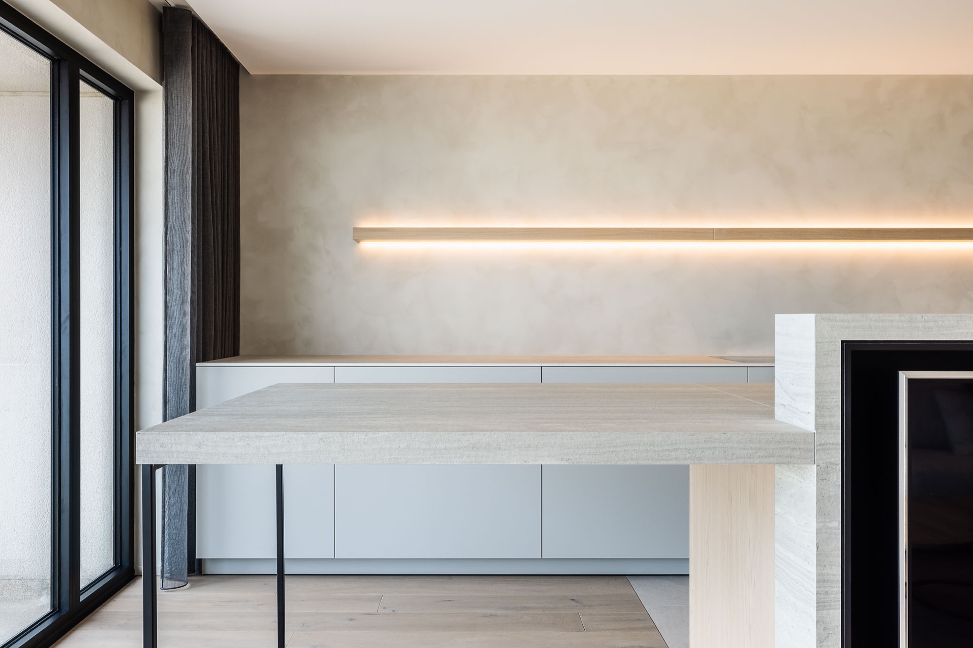 interno minimalista moderno: bagno moderno con doppio lavabo e rubinetti in metallo nero, Luxury, Design, Exclusive, Modern, Custom Made, Special, Beautiful