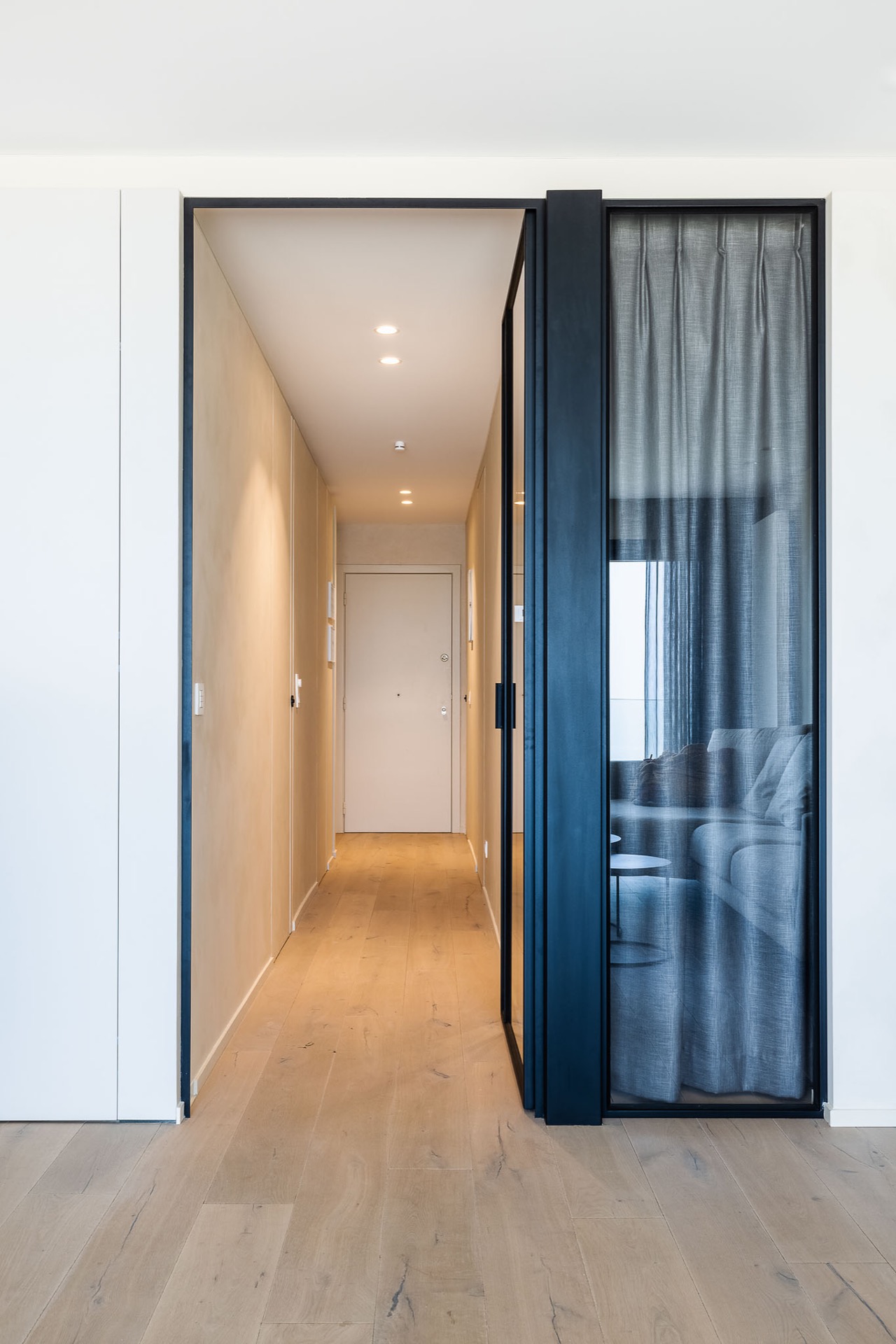 interno minimalista moderno: bagno con grande specchio a parete e armadi integrati, design minimalista, Luxury, Design, Exclusive, Modern, Custom Made, Special, Beautiful