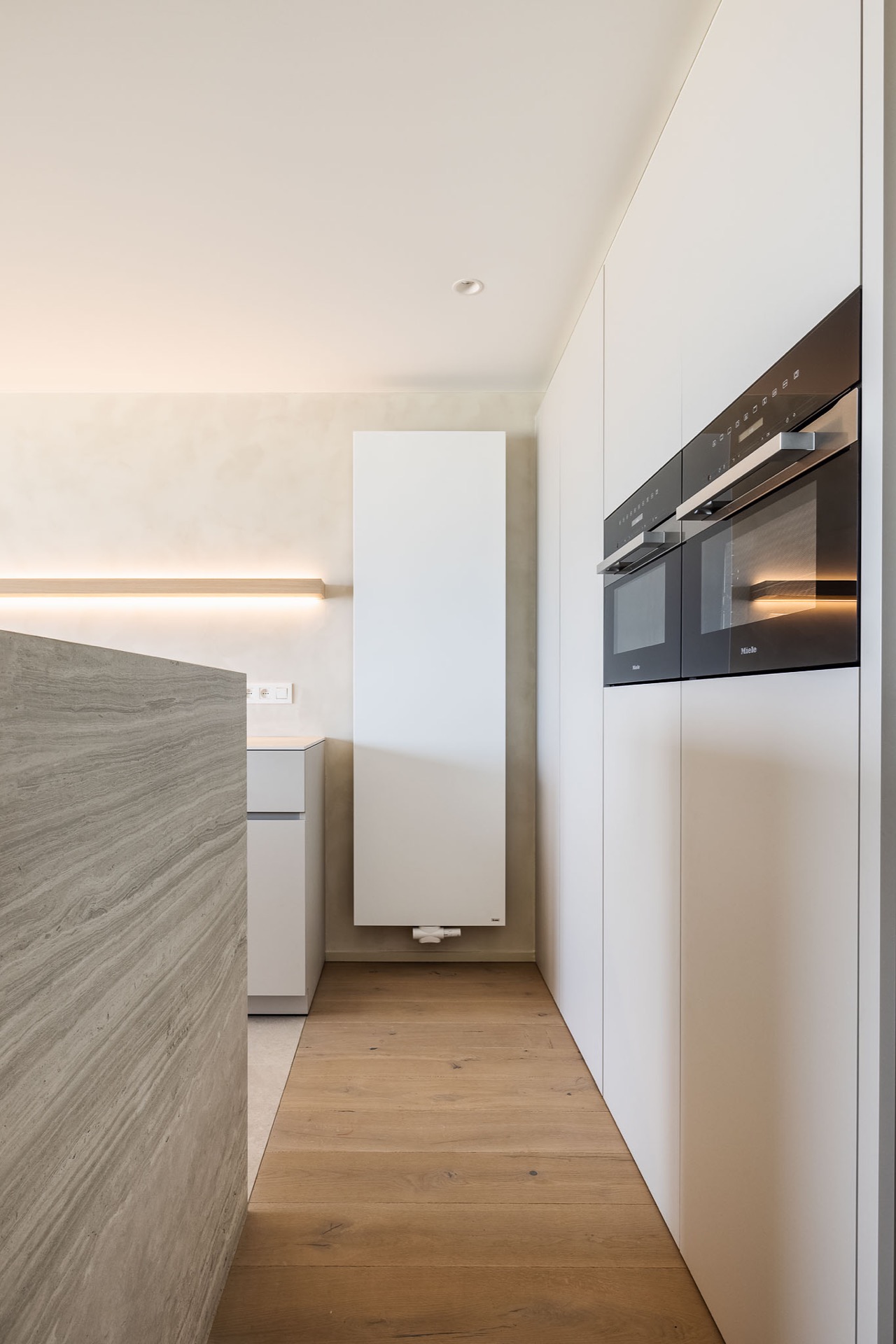 interno minimalista moderno: lavabo sospeso bianco con mobile da parete e accessori neri, Luxury, Design, Exclusive, Modern, Custom Made, Special, Beautiful