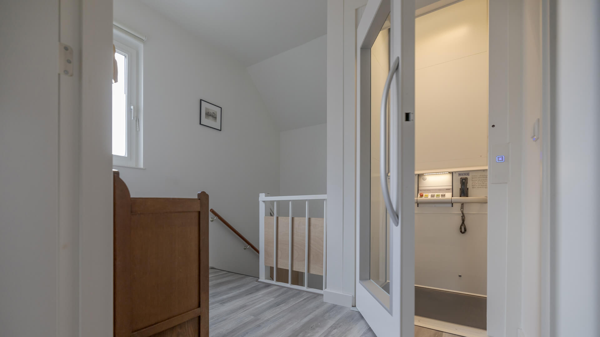 ascensore casa accessibilità: interno di ascensore e scala in casa moderna con materiali in legno e plastica, Luxury, Design, Exclusive, Modern, Custom Made, Special, Beautiful